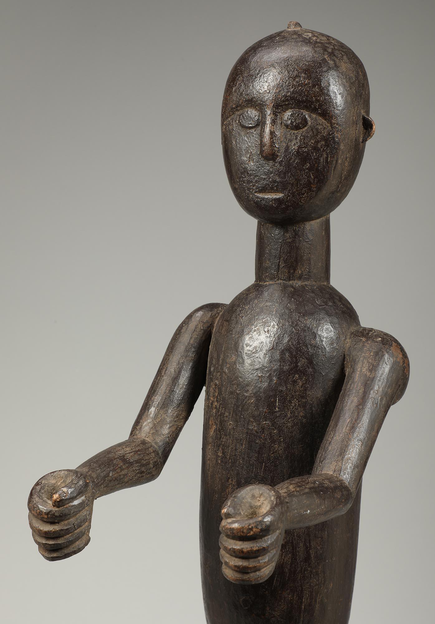 Standende Abron-Trommelanhänger-Figur mit Armlehnen aus Abron, Ghana, frühes 20. Jahrhundert im Angebot 1
