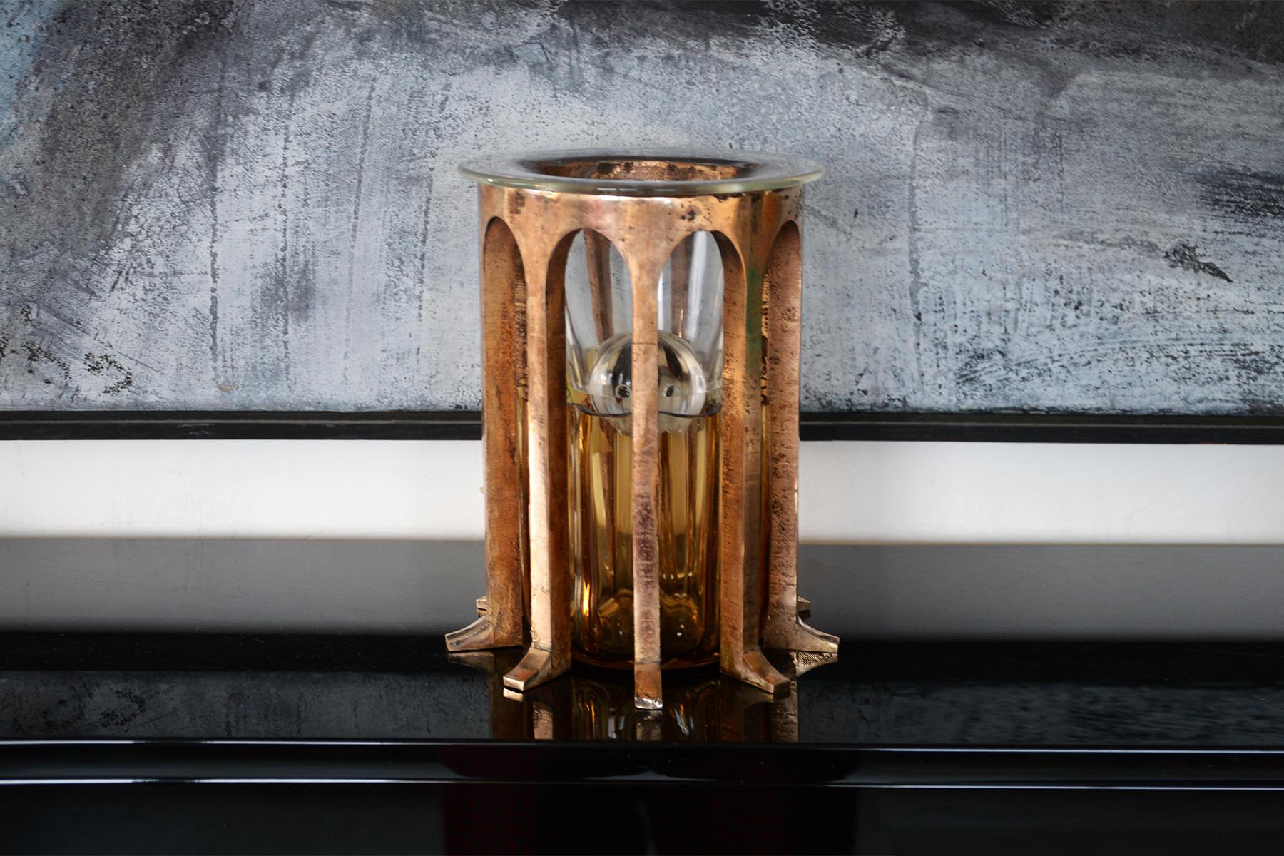 Créé en 2022, Abside est le fruit de la collaboration entre Fabien Barrero et l'Atelier George.
Le vase Abside est composé d'une couronne d'arcs en bronze massif. La partie en verre ambré est soufflée dans la structure même. Sur le dessus, il y a