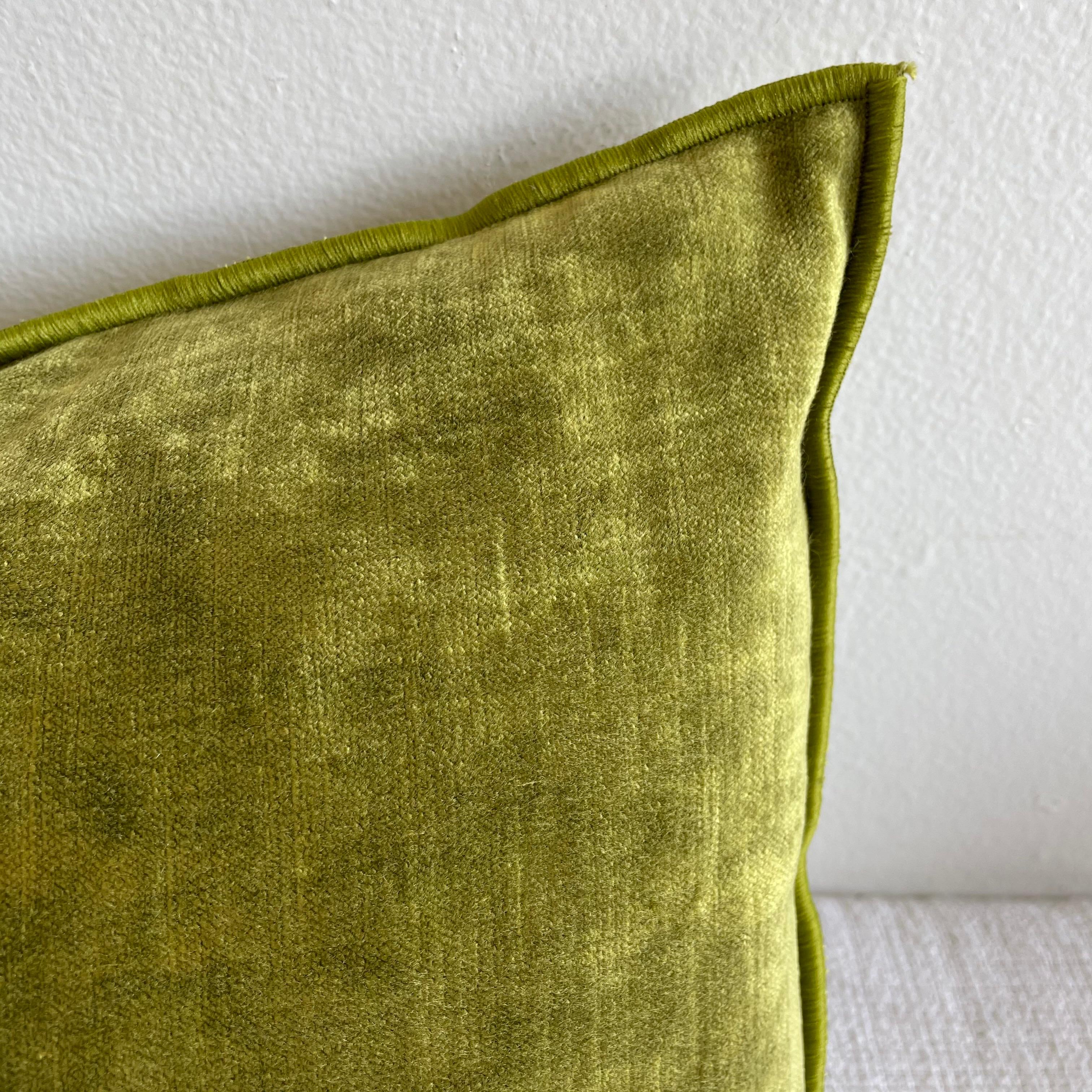 Beautiful French citrus green vintage style velvet lumbar with binded edge. Metal zipper closure, and leather pull. Please allow 6-8 weeks for production. 

Custom made in Paris, France.

Size: 12? x 20?