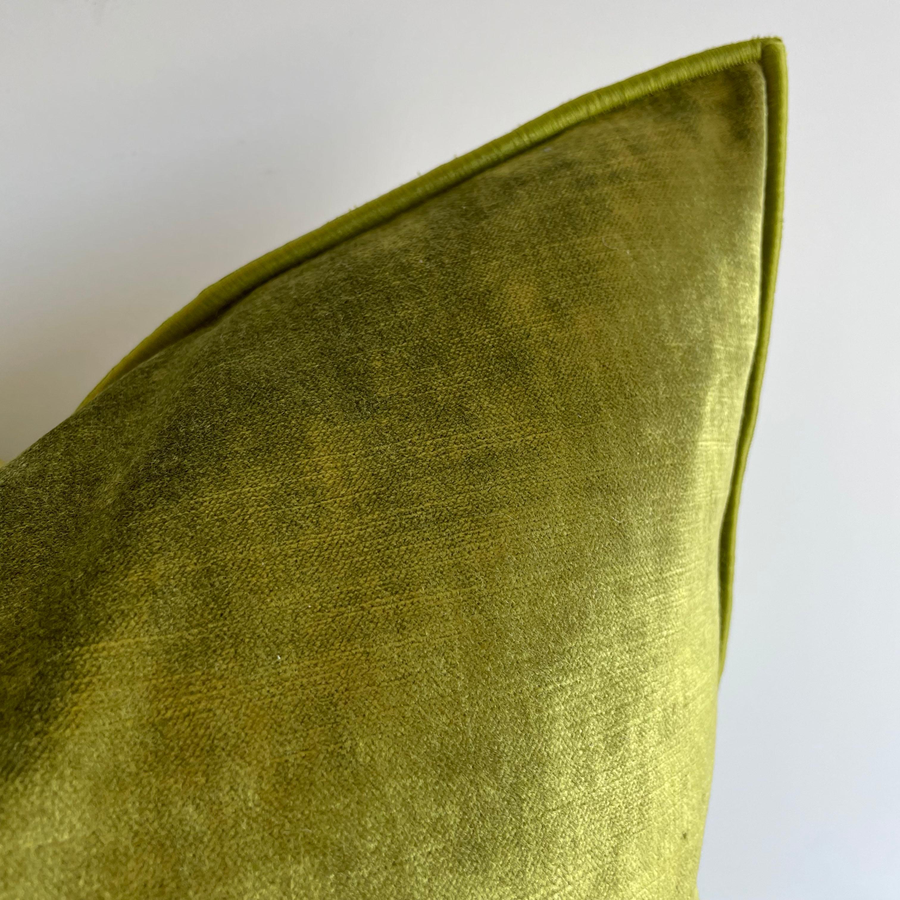 Beautiful French green velvet pillow with binded edge. Metal zipper closure, and leather pull. Custom made in Paris, France. Includes down feather Insert. Limited quants available. 

Size: 20