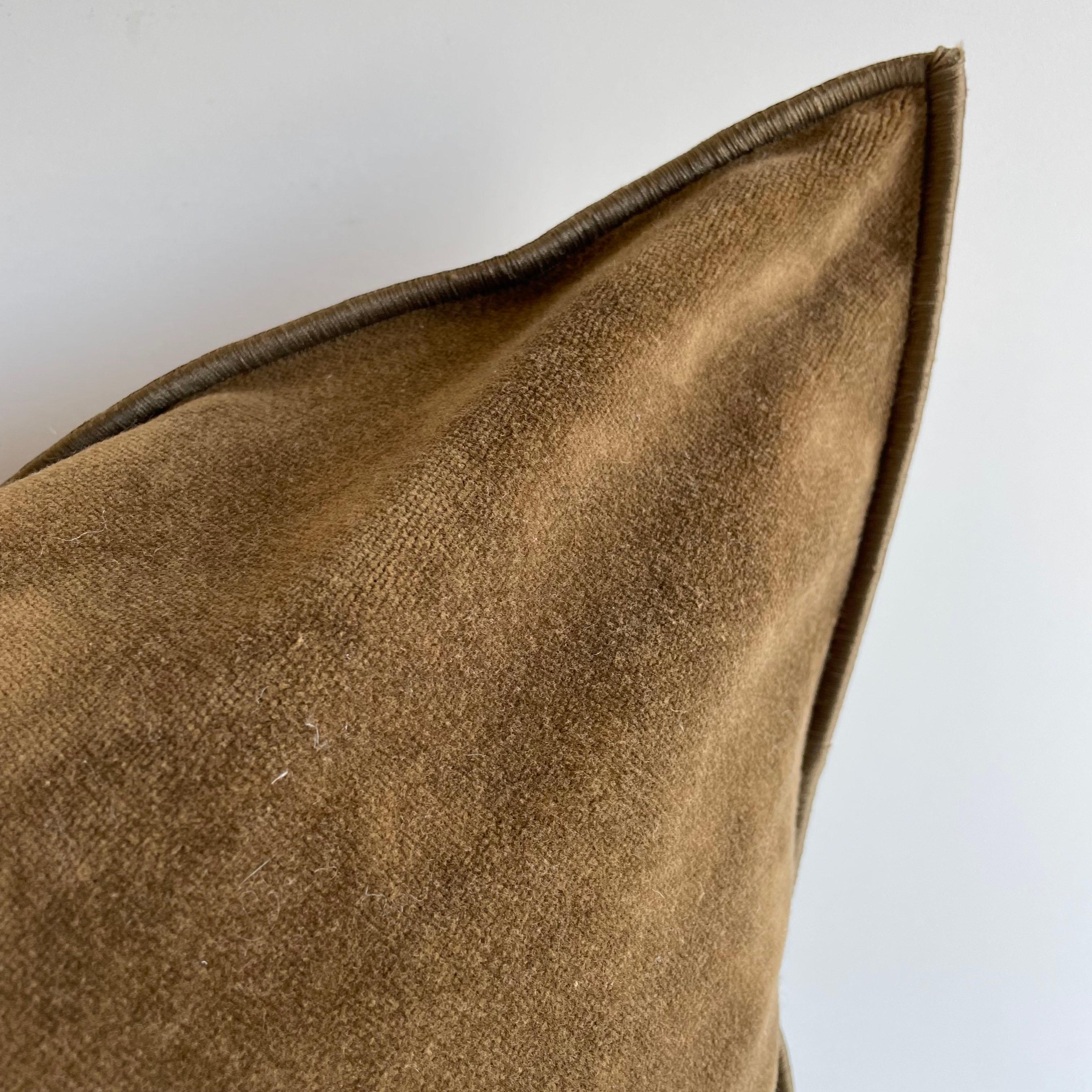 Beautiful French brown vintage velvet pillow with binded edge. Metal zipper closure, and leather pull. Custom made in Paris, France. Includes insert. 

Size: 20