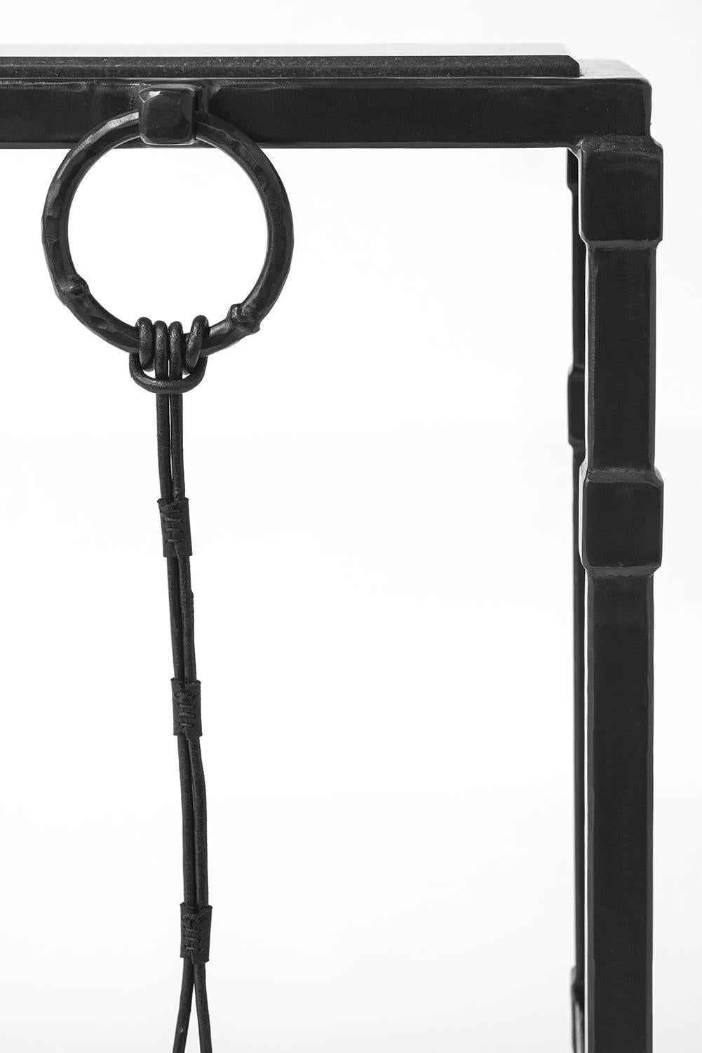 CONSOLA NO. 3 
J.M. Szymanski
d. 2020

De diseño refinado y elegante, esta consola está tallada en acero ennegrecido y encerado. Los detalles de crin de caballo contribuyen a realzar la intriga de la mesa. 

Tamaños personalizados disponibles.
