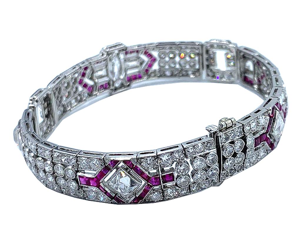 Dieses wunderschöne Platin-Armband im Art-Déco-Stil ist 7,07 cm lang und 0,50 cm breit. Ein funkelnder Diamant im Marquee-Schliff von 0,90 Karat markiert die Mitte des Armbands. Vier Diamanten im französischen Schliff von je ca. 0,75 ct sind