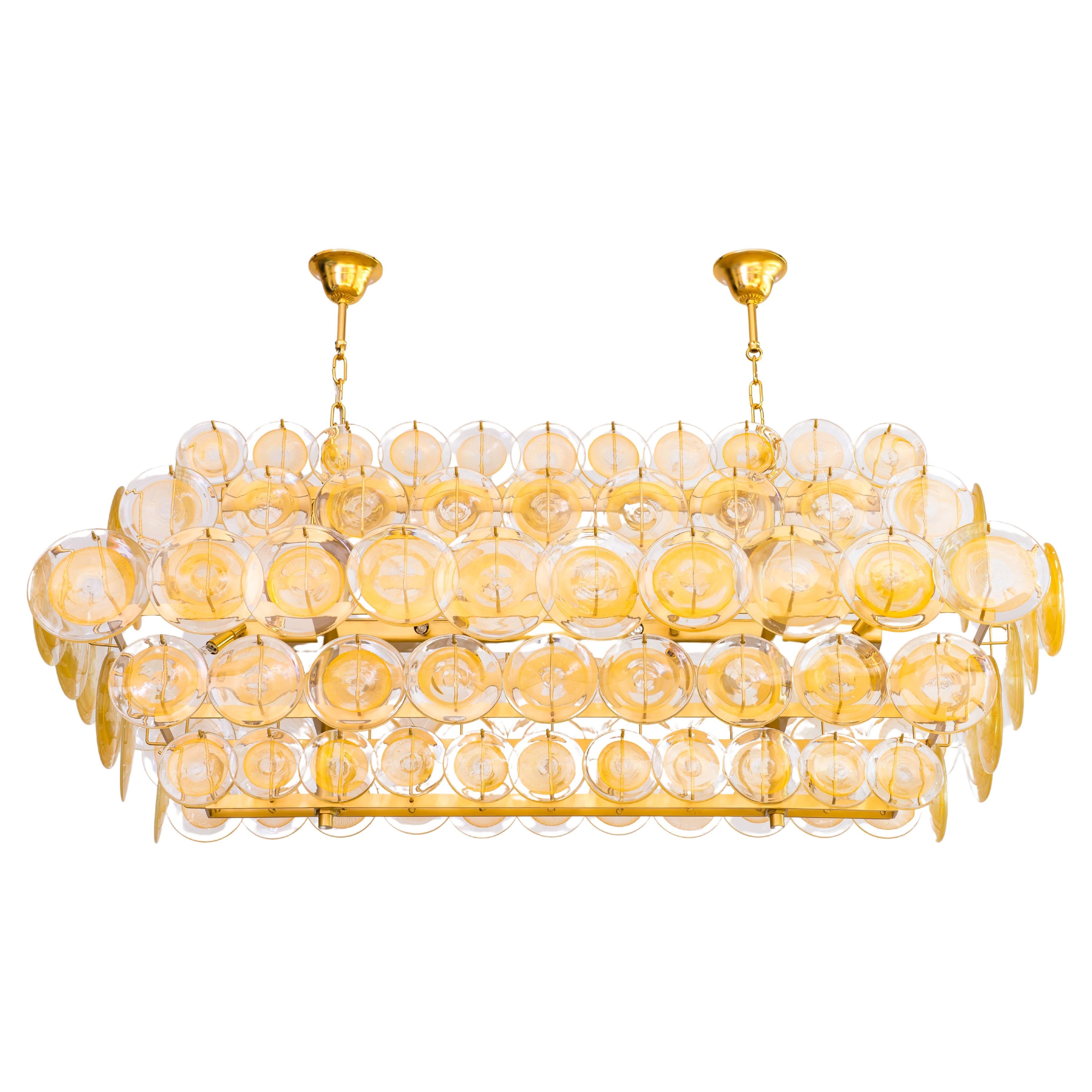 Absolute Gold Chandelier with Plates in Murano Glass and Gold Leaf Italy 1990s.
This stunning chandelier is a must-have for all gold lovers: entirely handcrafted of Murano glass and gold-plated metal in the 1990s, this luxurious piece of art is