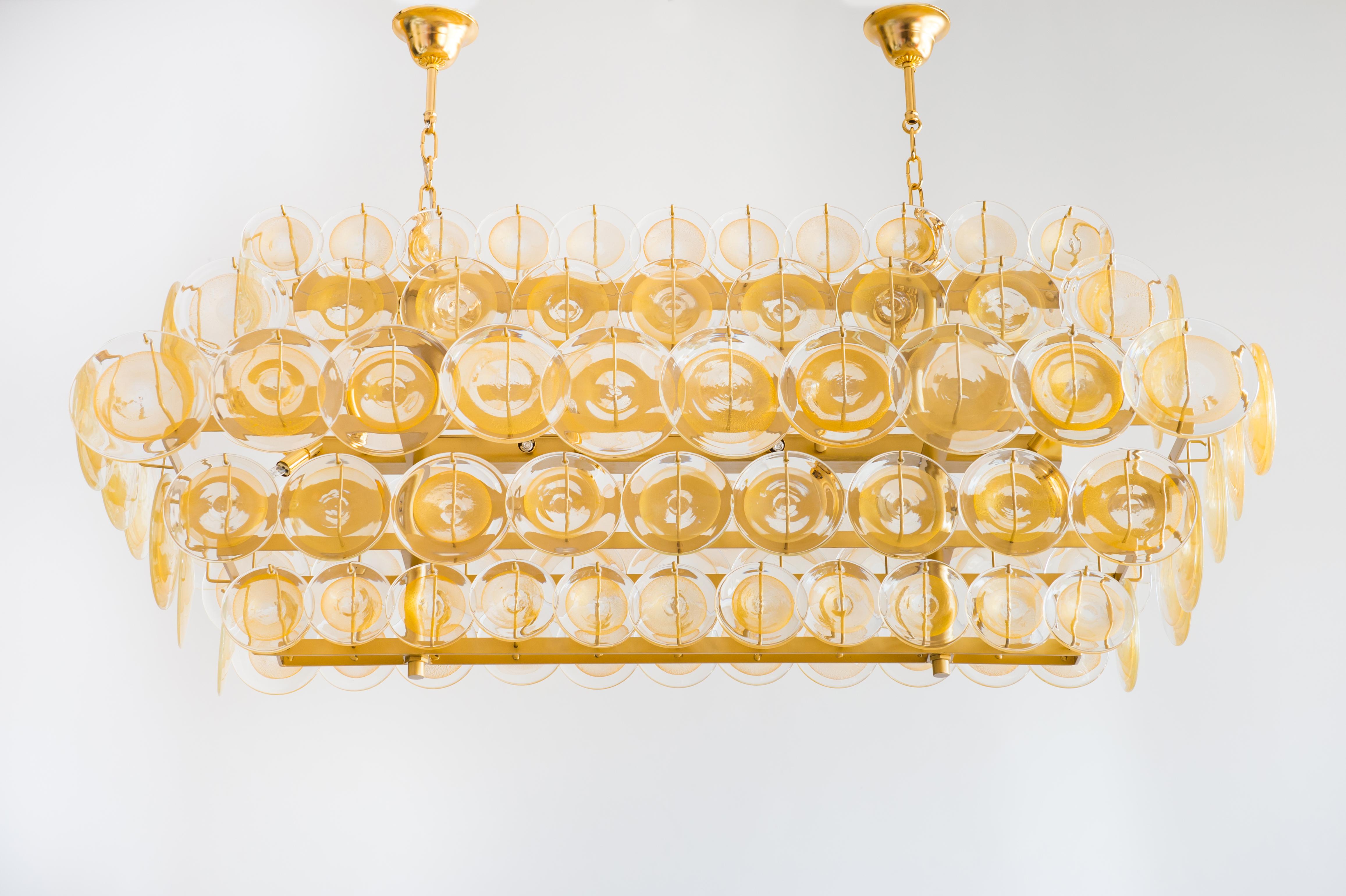 Lampadario Absolute Gold con piatti in vetro di Murano e foglia d'oro Italia anni '90. Questo splendido lampadario è un must per tutti gli amanti dell'oro: realizzato interamente a mano in vetro di Murano e metallo placcato oro negli anni '90,