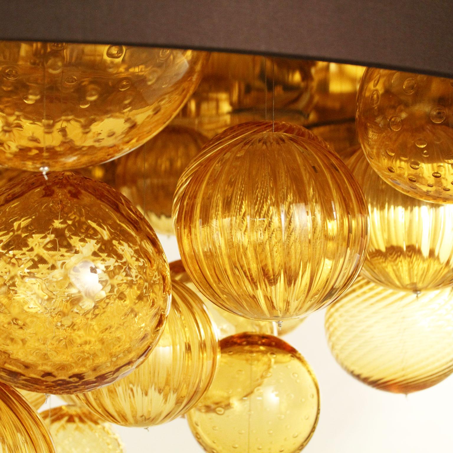 Große künstlerische Hängeleuchte aus Bernstein-Muranoglas, brauner Lampenschirm von Multiforme (Sonstiges) im Angebot