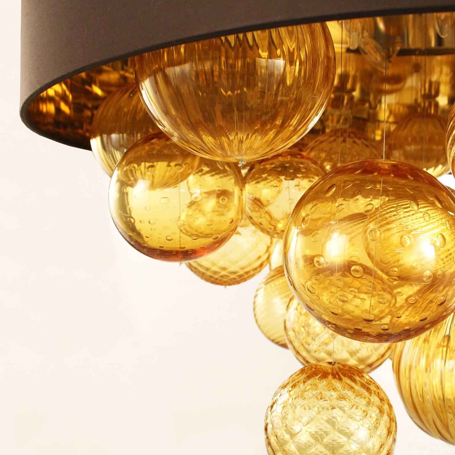 Große künstlerische Hängeleuchte aus Bernstein-Muranoglas, brauner Lampenschirm von Multiforme (Italienisch) im Angebot