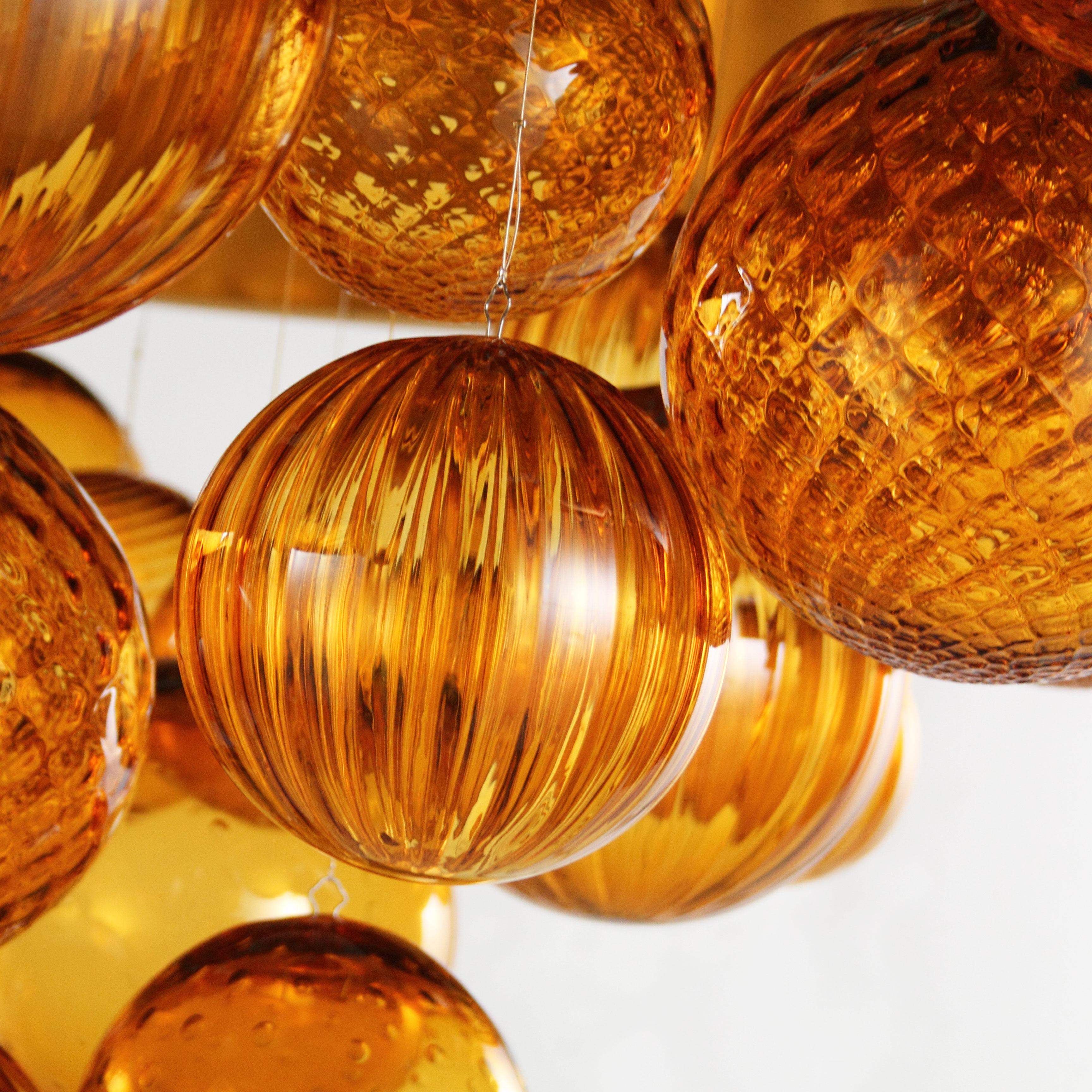 Vetro soffiato Lampada a sospensione artistica grande in vetro di Murano ambra, paralume avorio di Multiforme in vendita