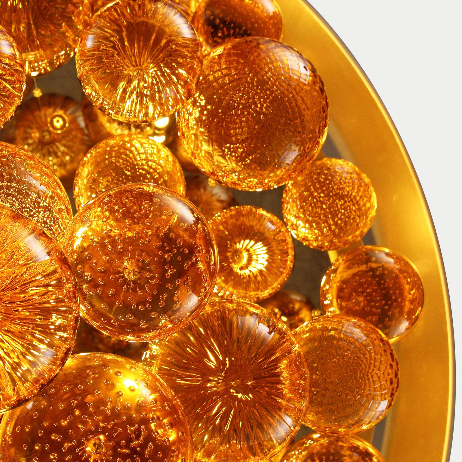 Lampada a sospensione artistica grande in vetro di Murano ambra, paralume avorio di Multiforme in vendita 1