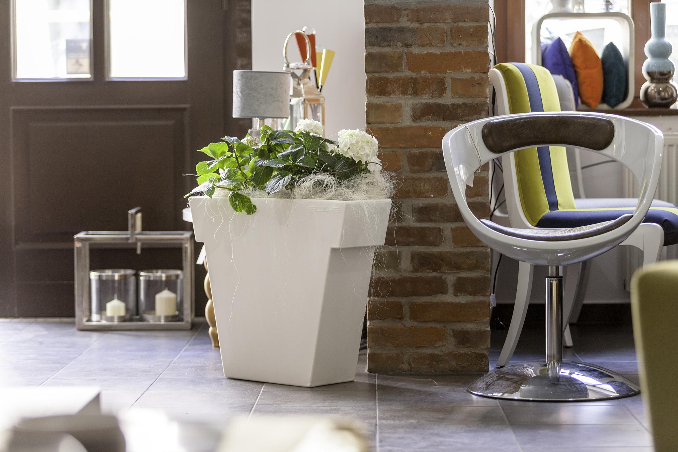 Postmoderne Absolute White Il Vaso Medium Pot by Giò Colonna Romano en vente