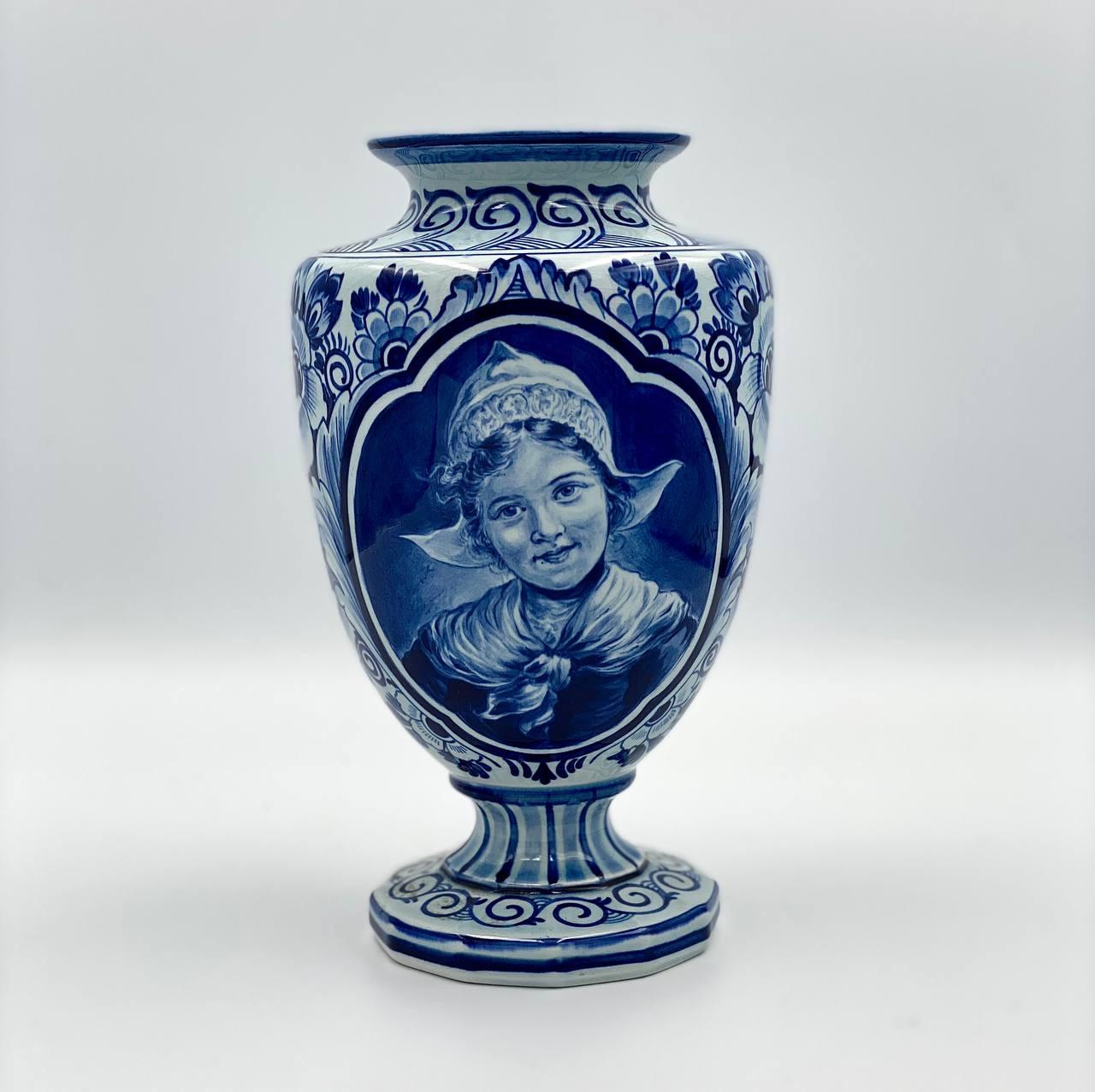 Vases bleus absolument anciens Bonnie de Delft  Ensemble de trois pièces, Allemagne, 1890-1900 en vente 2