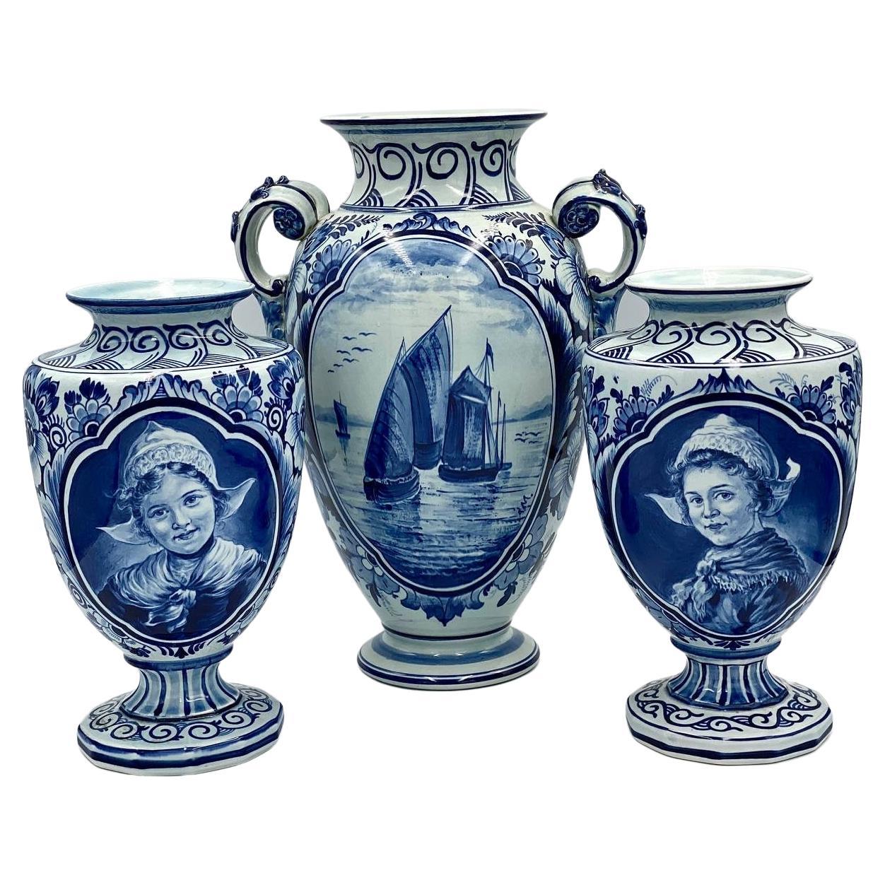 Vases bleus absolument anciens Bonnie de Delft  Ensemble de trois pièces, Allemagne, 1890-1900 en vente