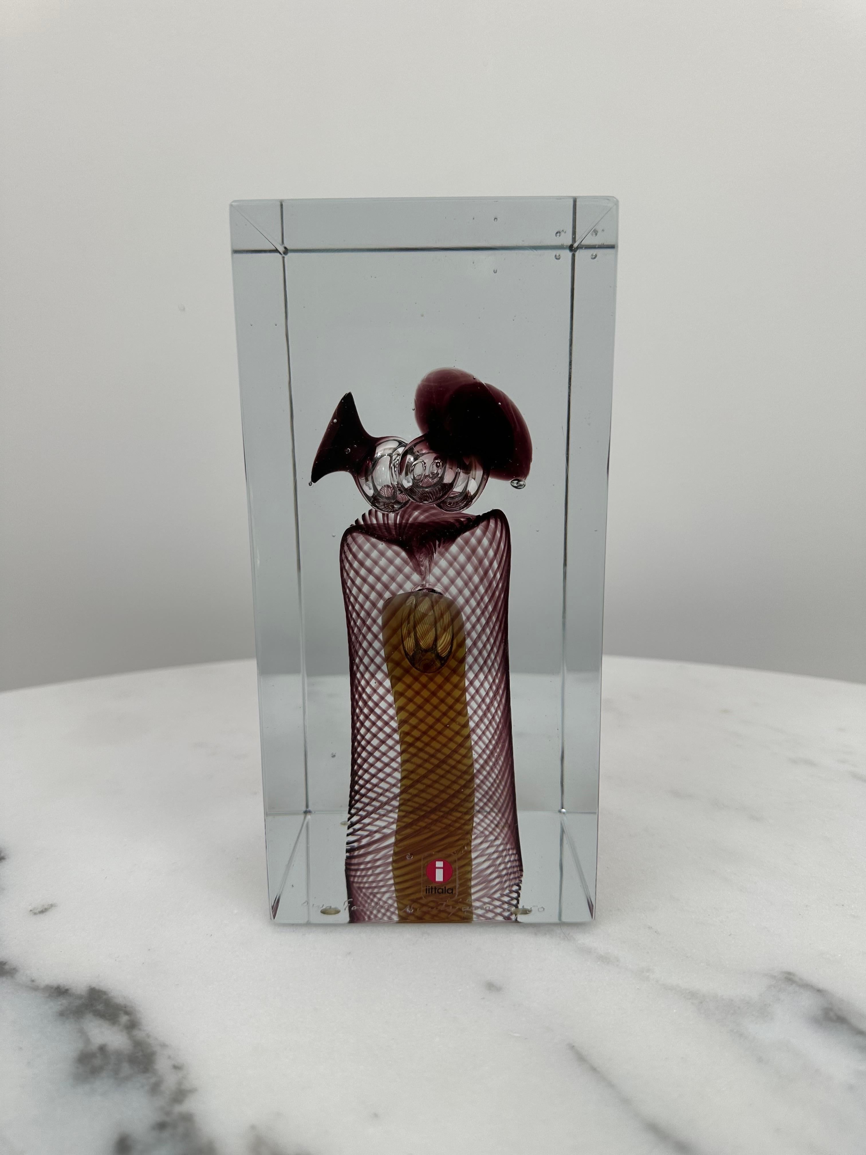 Dies ist eine schöne Vintage besondere Glaswürfel entworfen und handgefertigt von berühmten Professor Oiva Toikka  im legendären Glasdorf Nuutajärvi in Finnland. Dieses Modell ist die Nummer 3 von 50 jemals hergestellten Einheiten.  Absolut