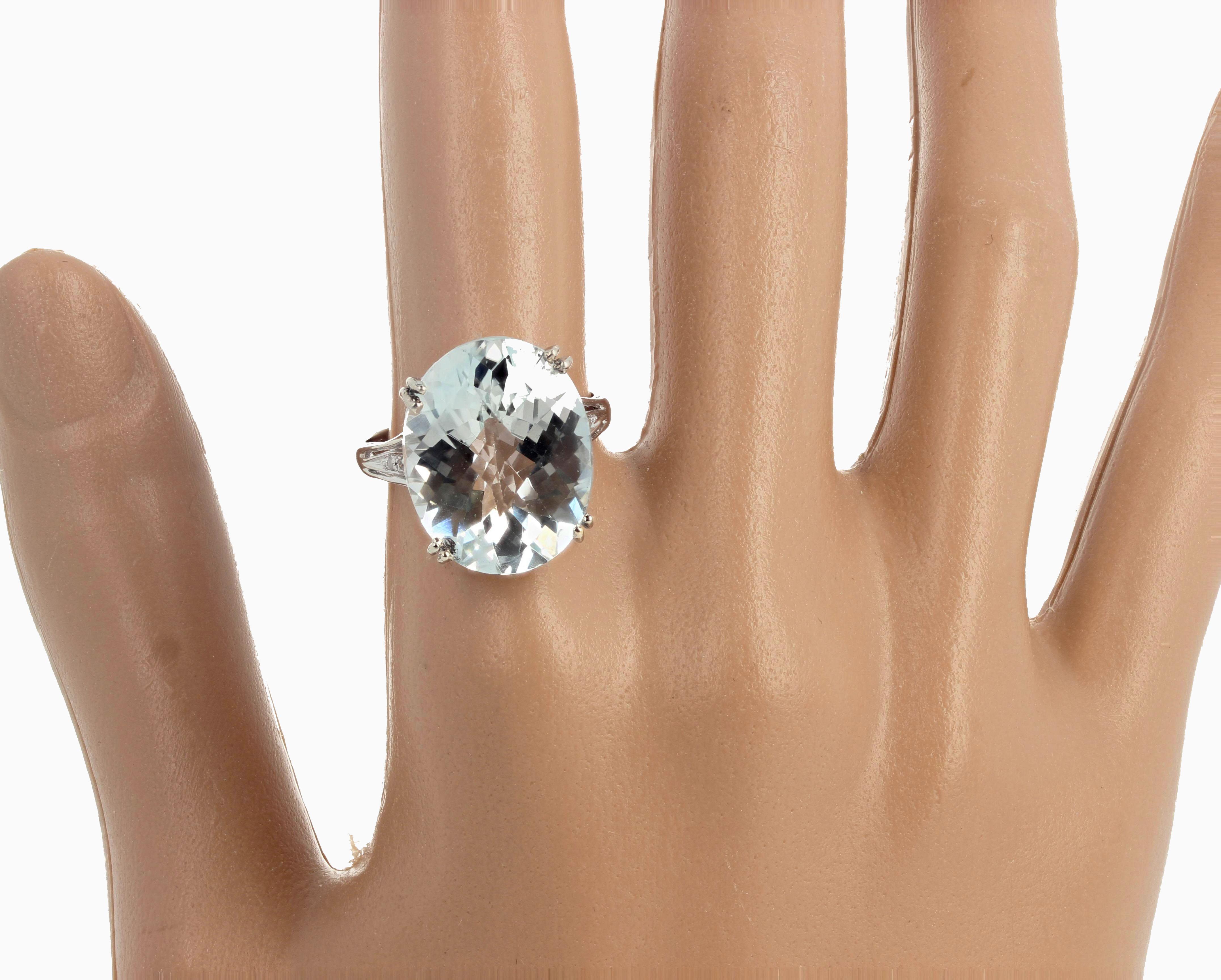 AJD RARE NATURAL Atemberaubender Ring mit 15,4 Karat blauem Topas und Diamanten, atemberaubend klar im Angebot 1