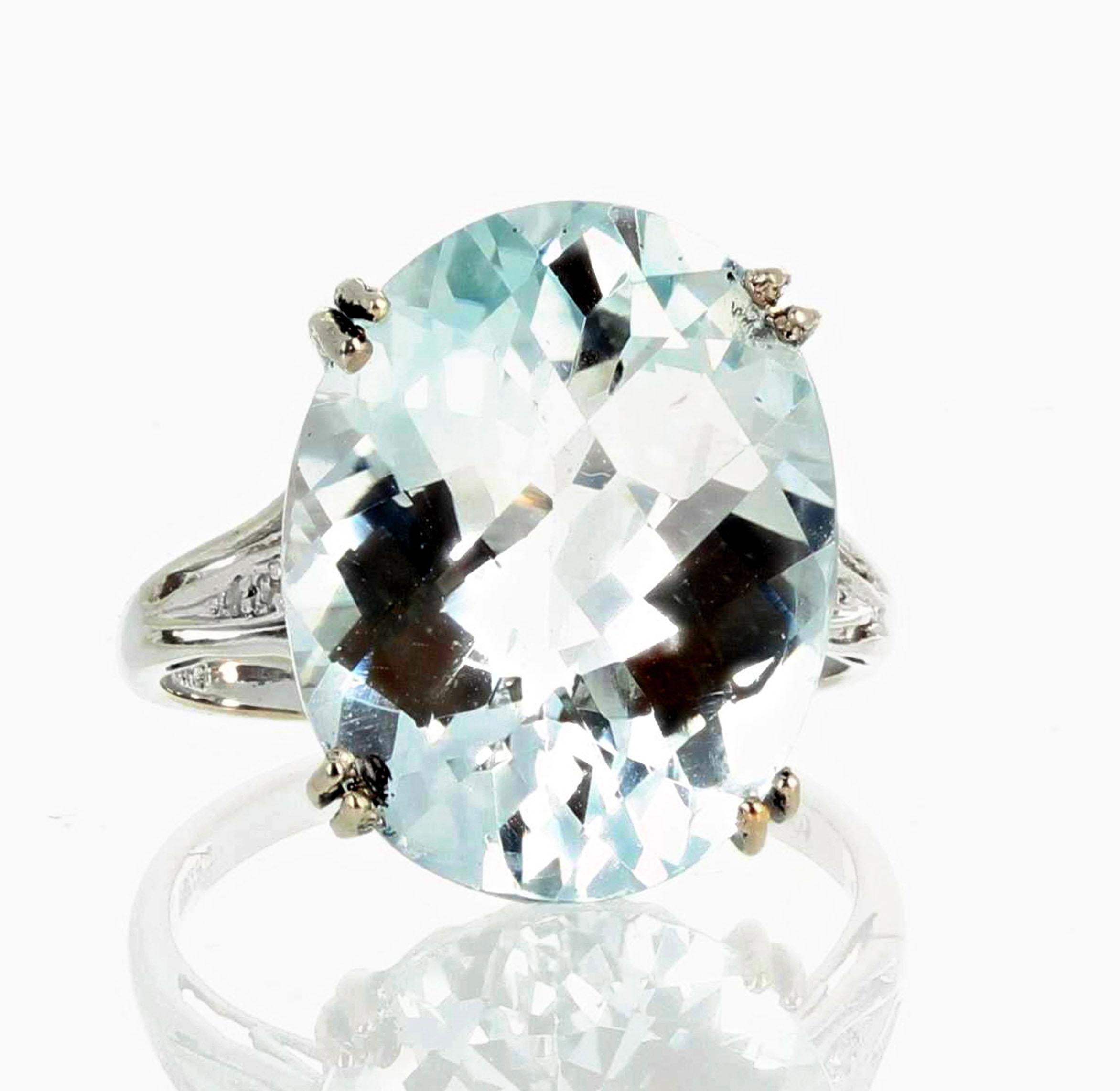 AJD RARE NATURAL Stunning Clear 15.4 Carat Blue Topaz & Diamonds Ring For Sale 1