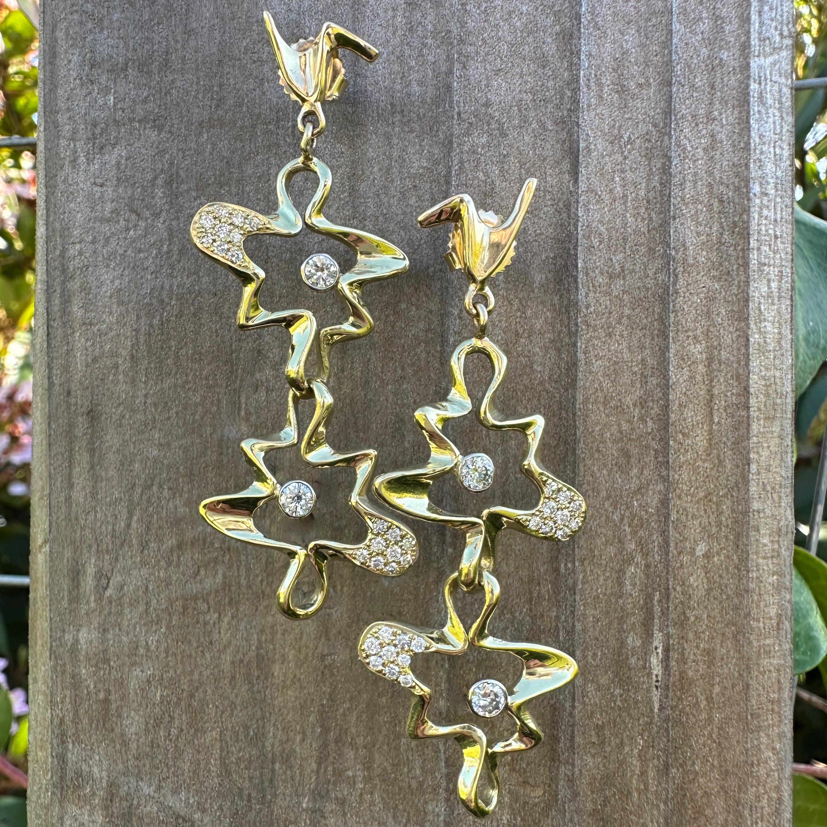 Pendants d'oreilles « Parkies » en or jaune 18 carats avec diamants abstraits de 0,77 carat Neuf - En vente à Sherman Oaks, CA