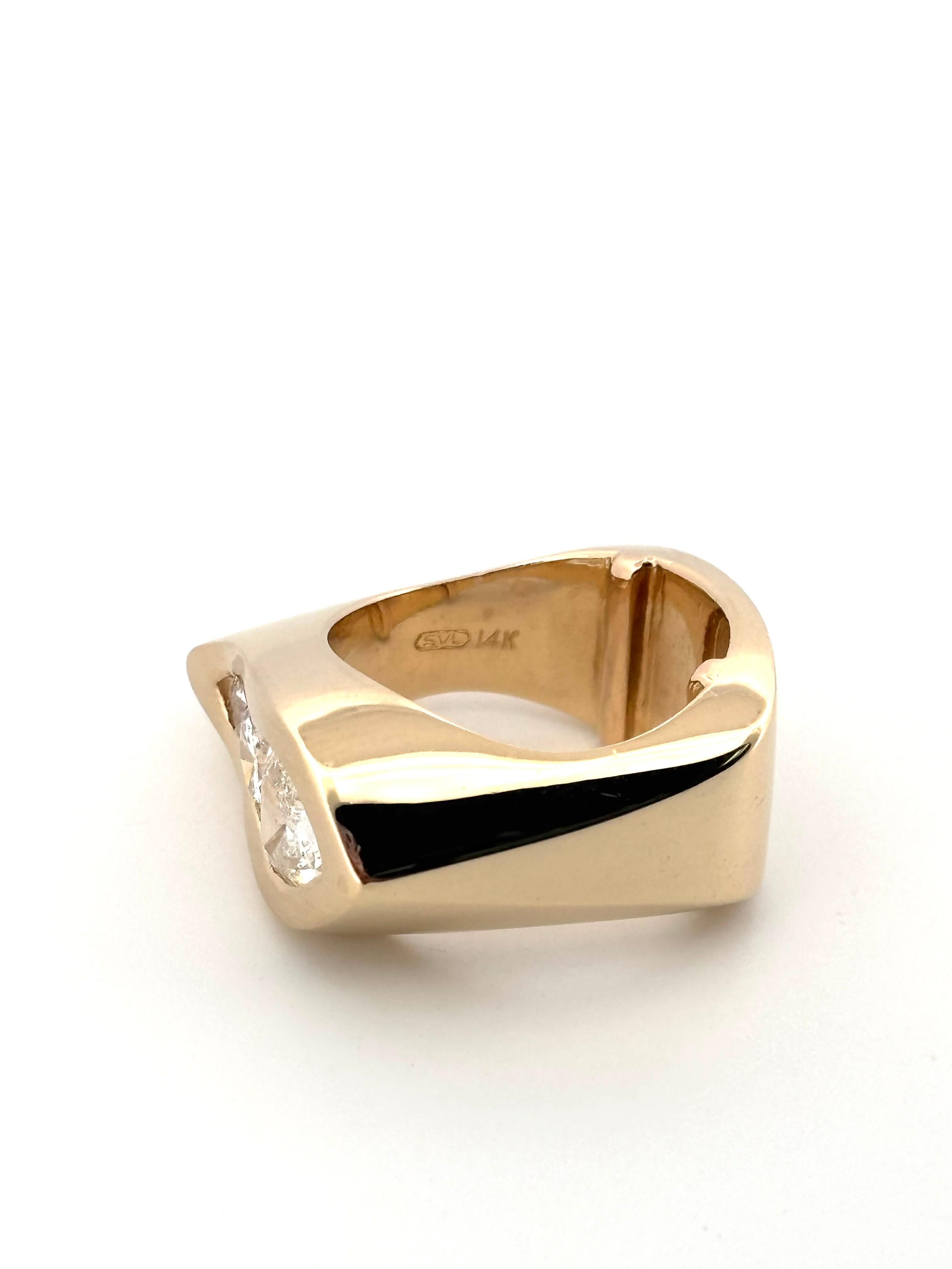 Anillo abstracto de banda ancha con diamantes naturales talla trillón y redonda de 1,33 quilates Corte trillion en venta