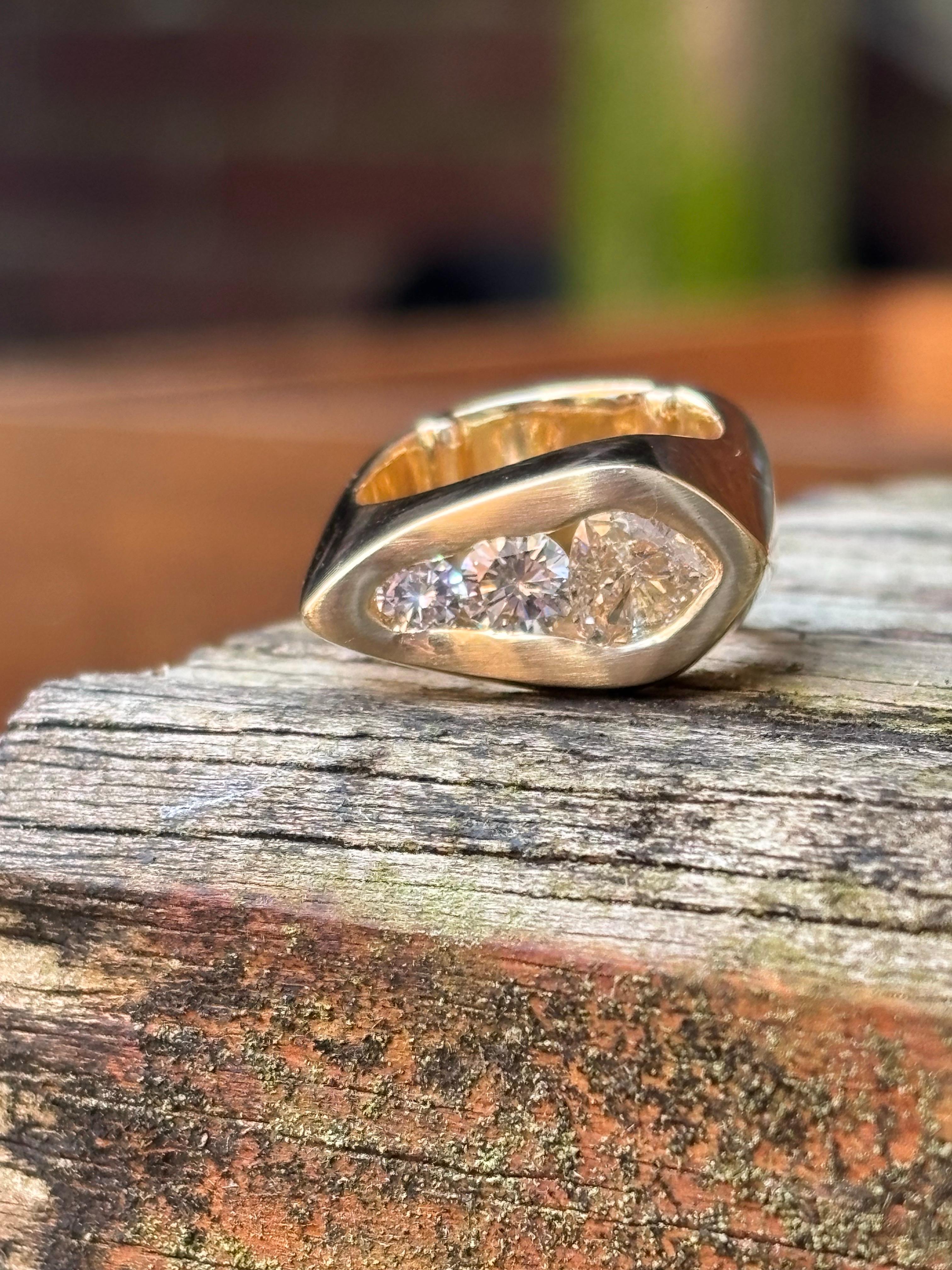 Femenino o masculino Anillo abstracto de banda ancha con diamantes naturales talla trillón y redonda de 1,33 quilates en venta