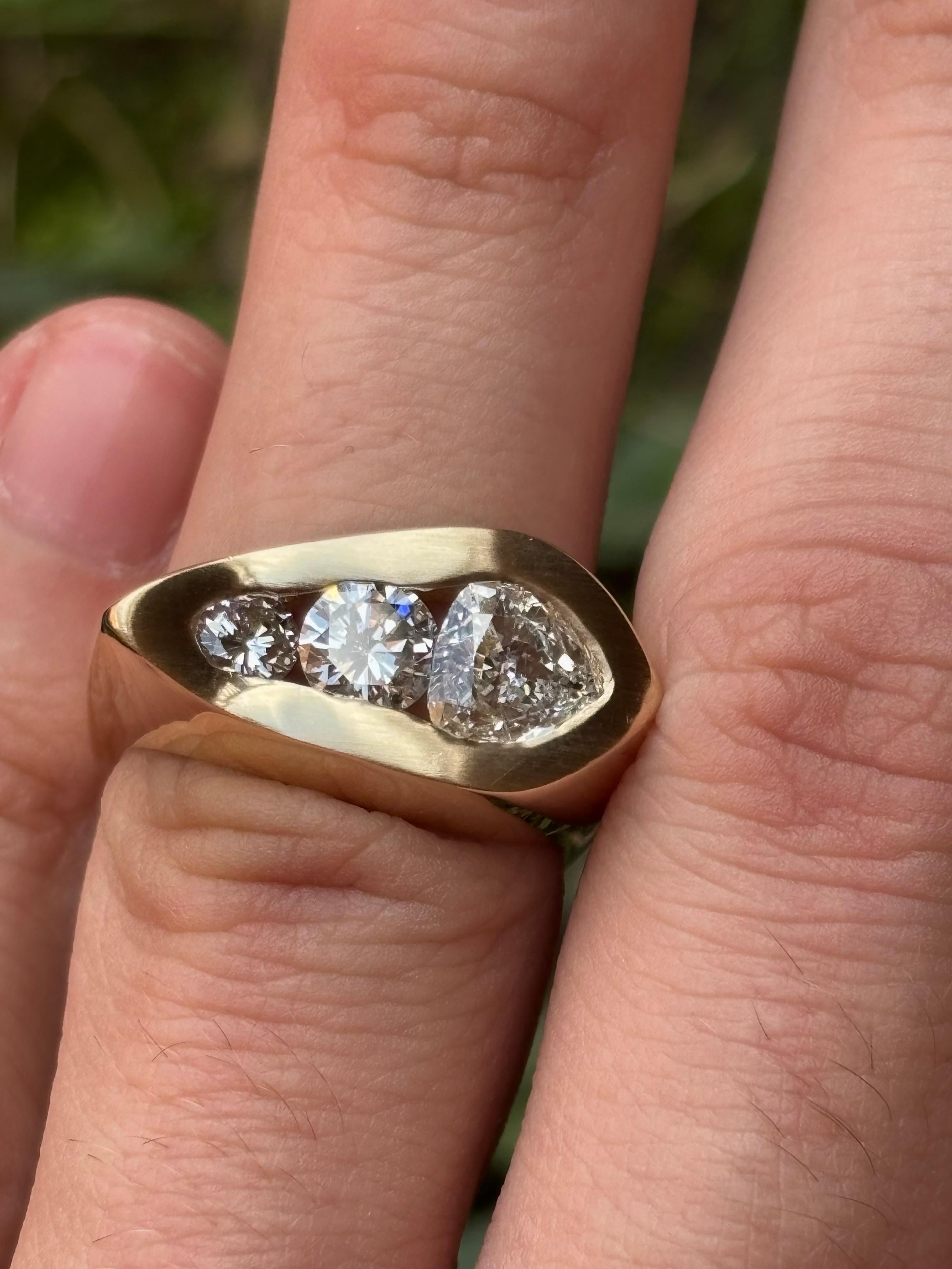 Anillo abstracto de banda ancha con diamantes naturales talla trillón y redonda de 1,33 quilates en venta 1