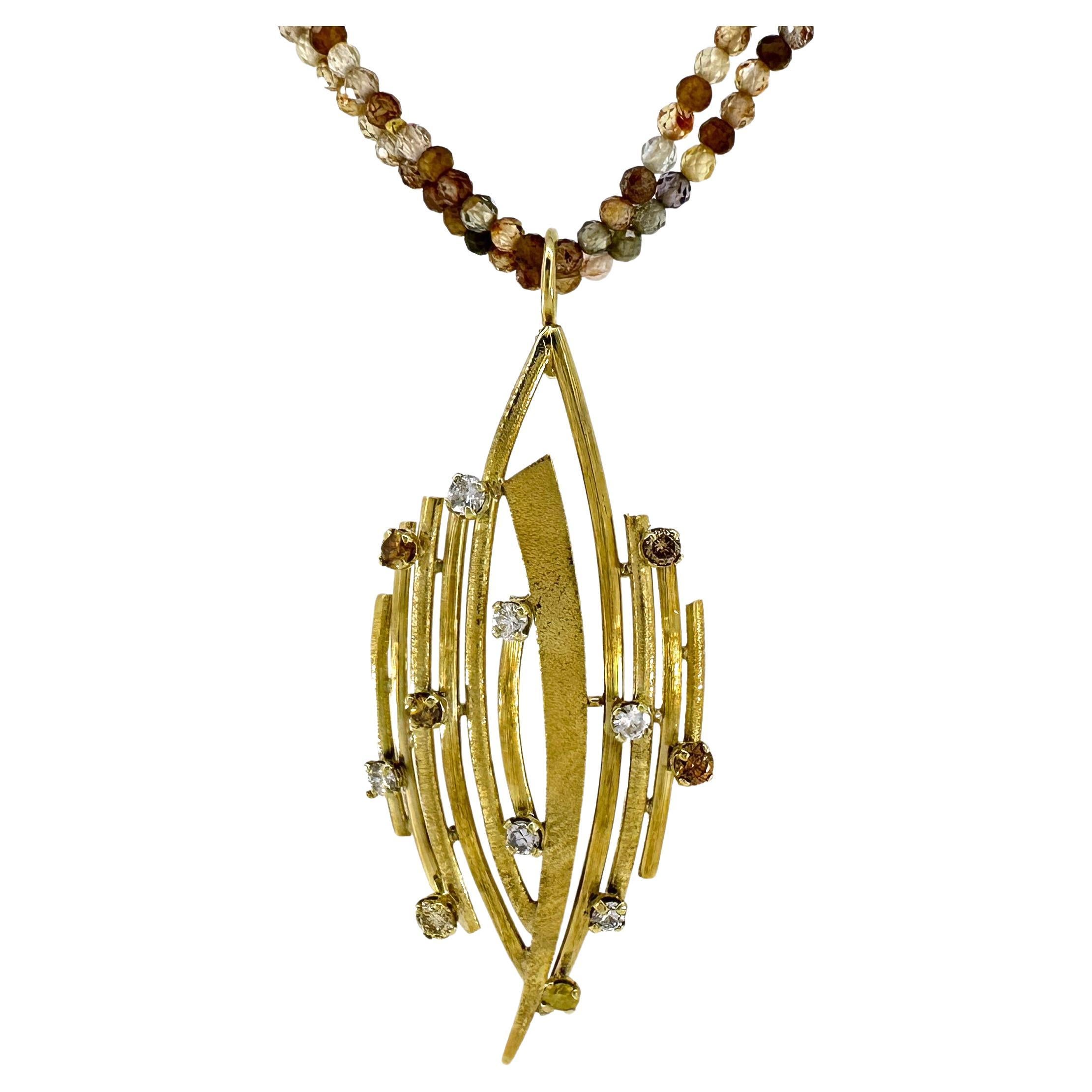 Pendentif à feuilles abstrait des années 1970 en or jaune avec diamants blancs, jaunes et bruns