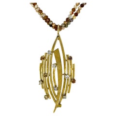 Pendentif à feuilles abstrait des années 1970 en or jaune avec diamants blancs, jaunes et bruns