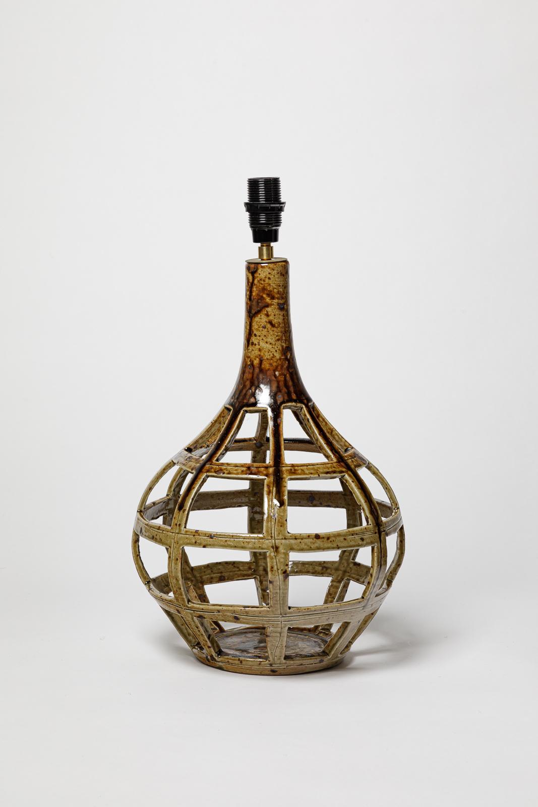 J. Georges 

Lampe de table en céramique brune stoneawre design du 20e siècle

Réalisé vers 1960

Pièce unique faite à la main

Signé

Le système électrique est neuf

Céramique hauteur 35 cm
Large 23 cm
Hauteur avec système électrique 42 cm