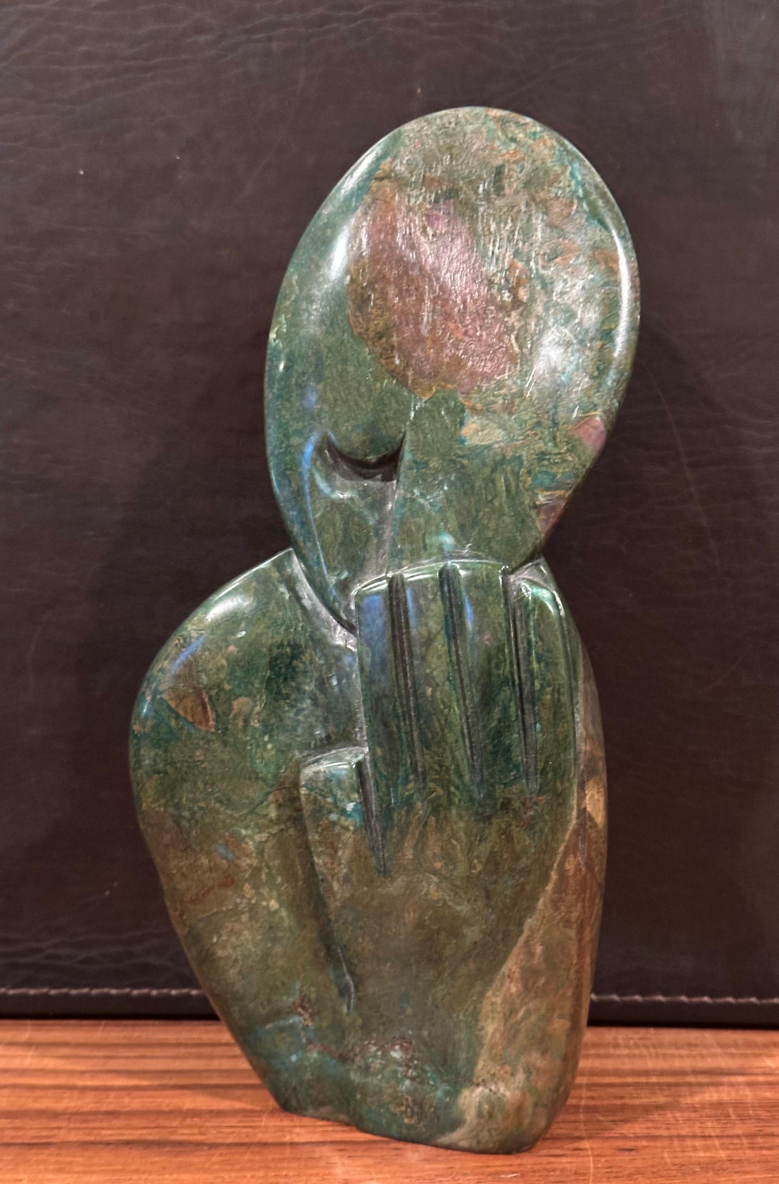 Très belle sculpture abstraite en marbre africain de l'artiste zimbabwéen Ernest Chiwaridzo, datant du début des années 1980. La pièce a une magnifique patine et mesure 5 
