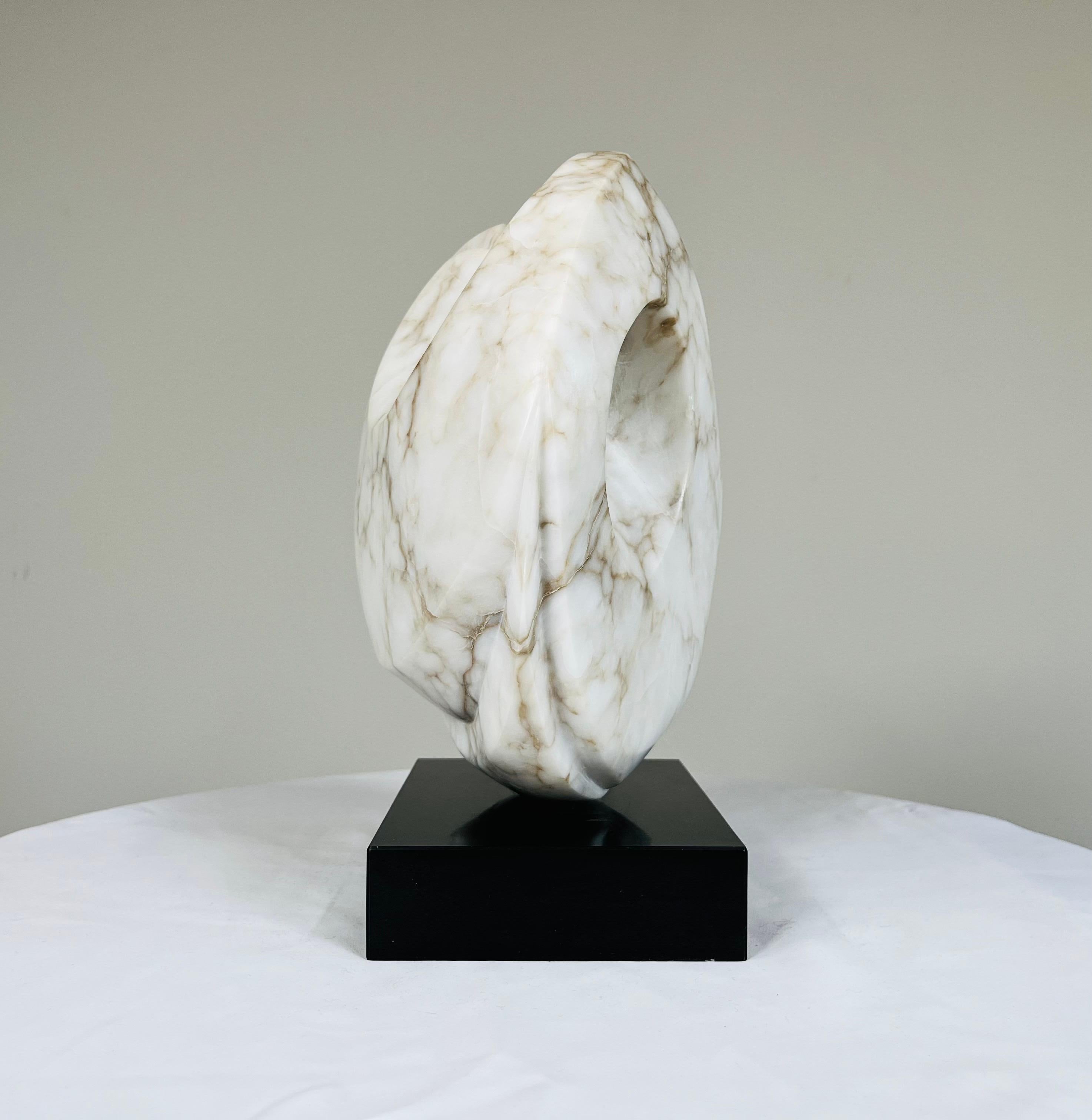 Una scultura in marmo sapientemente eseguita alla maniera di Barbara Hepworth che raffigura quello che sembra essere il volto di un pesce o forse di un uccello. Molto giocoso ma elegante. Dalla proprietà del defunto Ted Rabb. Un noto storico e