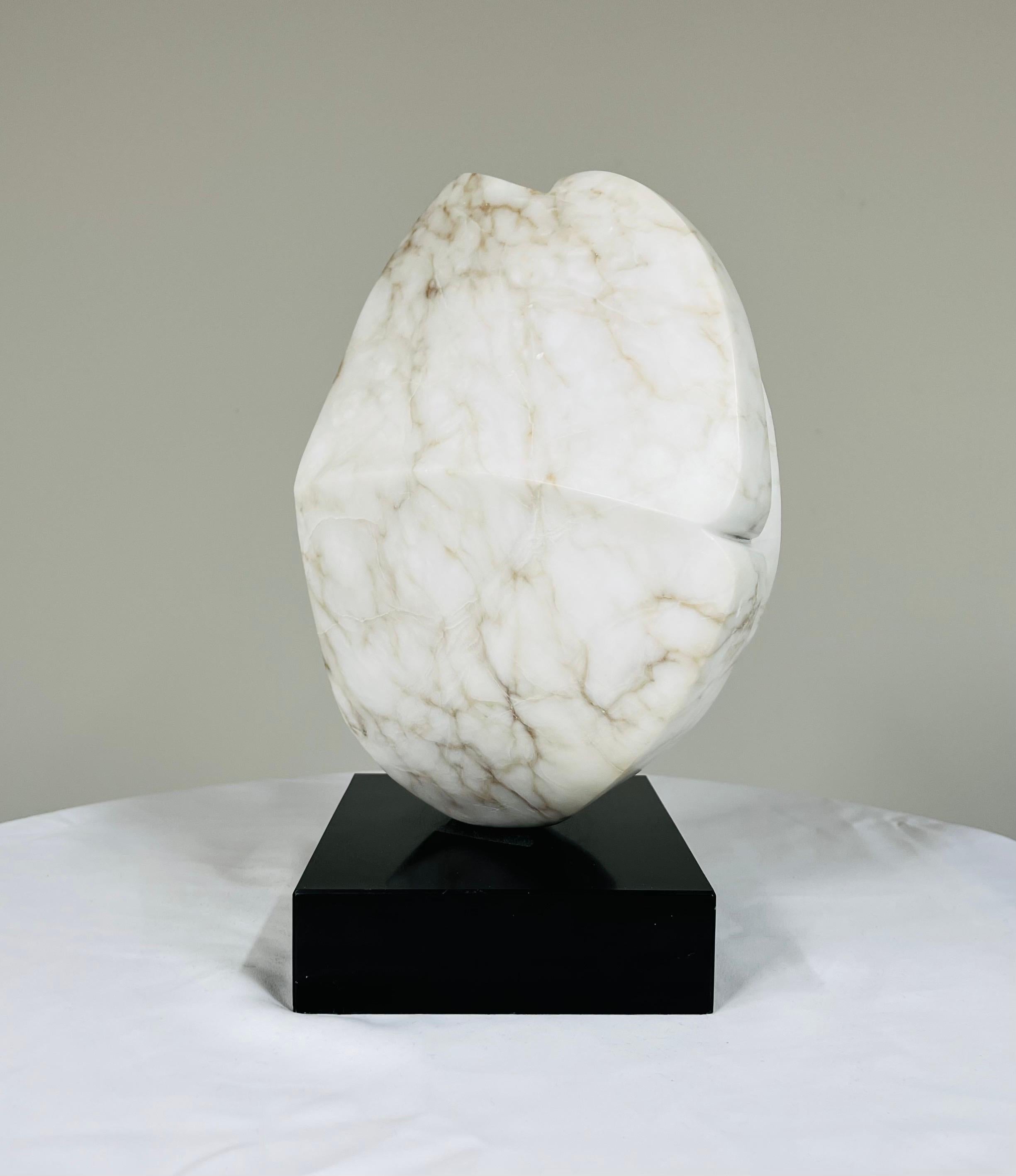 Mid-Century moderno Scultura astratta in marmo alabastro dopo Barbara Hepworth - Nord America 1960 in vendita