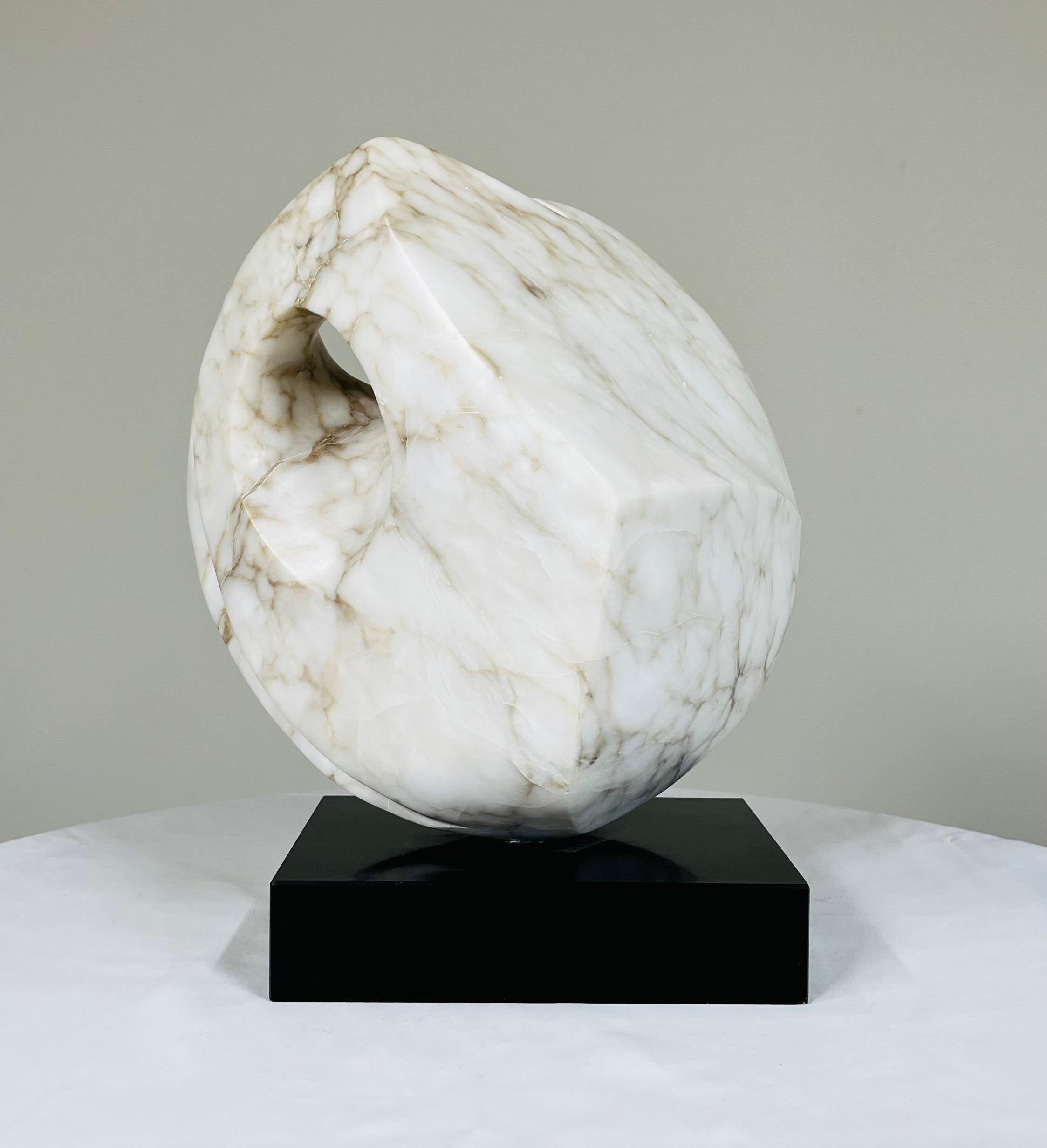 Intagliato a mano Scultura astratta in marmo alabastro dopo Barbara Hepworth - Nord America 1960 in vendita