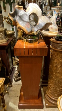 Scultura astratta in alabastro con piedistallo di Karen Chera