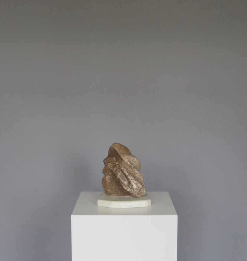 Sculpture abstraite en pierre d'ambre sur socle en marbre par le sculpteur américain Tim Smith. Signé et daté. Origine américaine, vers 1982.