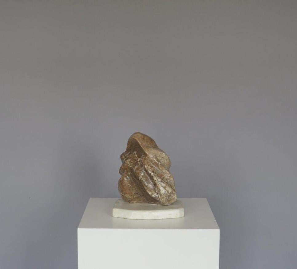 Américain Sculpture abstraite en pierre ambrée de Tim Smith en vente
