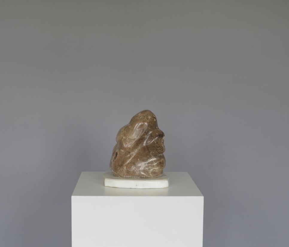 Sculpture abstraite en pierre ambrée de Tim Smith Bon état - En vente à Pittsburgh, PA