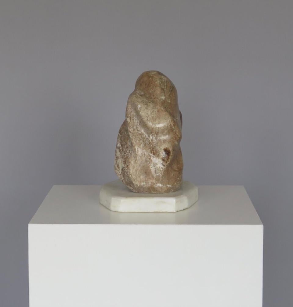 Sculpture abstraite en pierre ambrée de Tim Smith en vente 1
