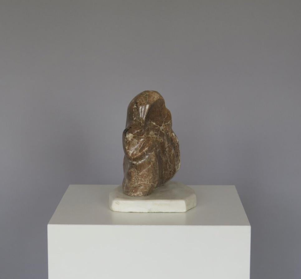 Sculpture abstraite en pierre ambrée de Tim Smith en vente 2