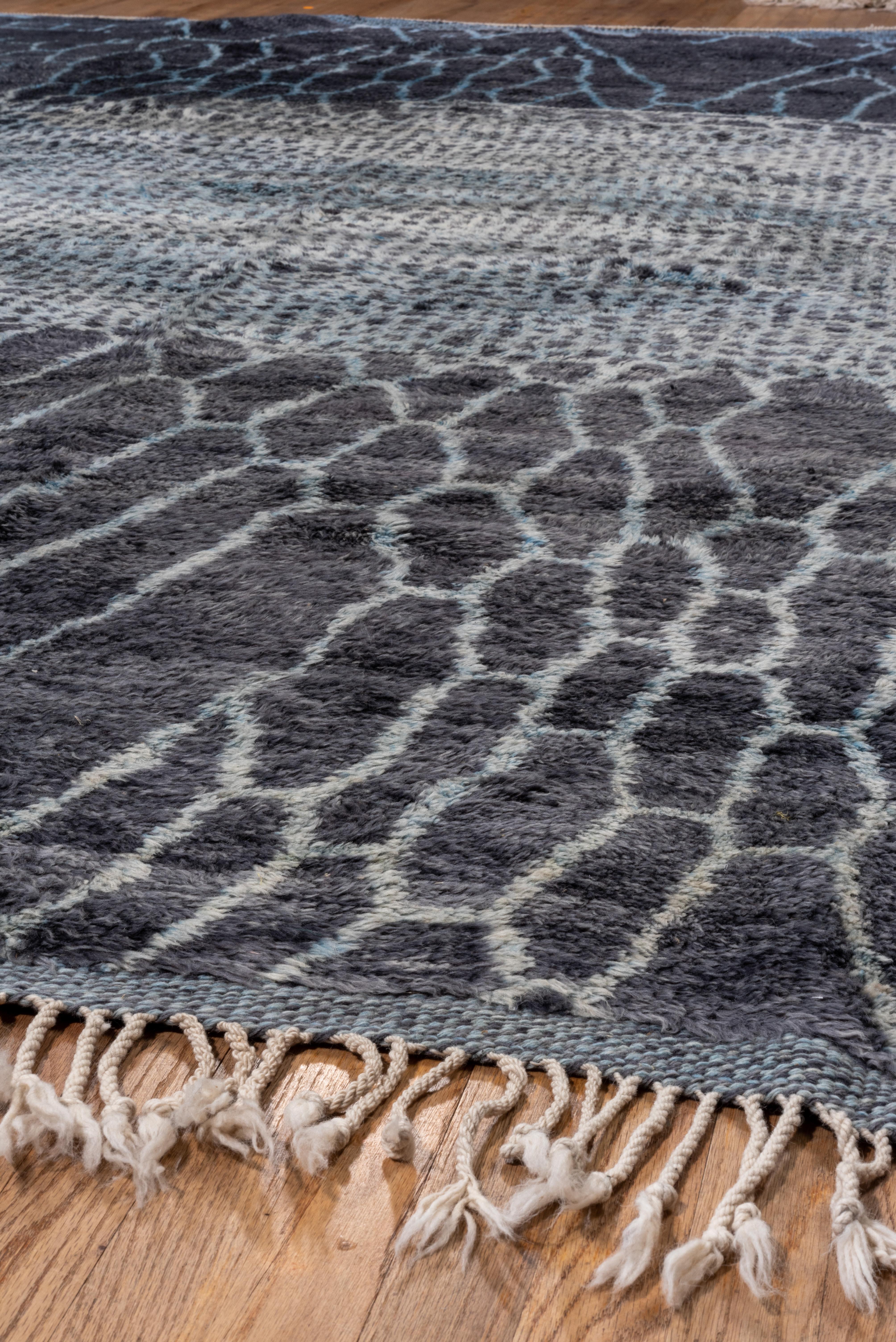 Marokkanischer abstrakter und zeitgenössischer dunkelblauer Teppich in Marineblau und Hellblau (Handgeknüpft) im Angebot