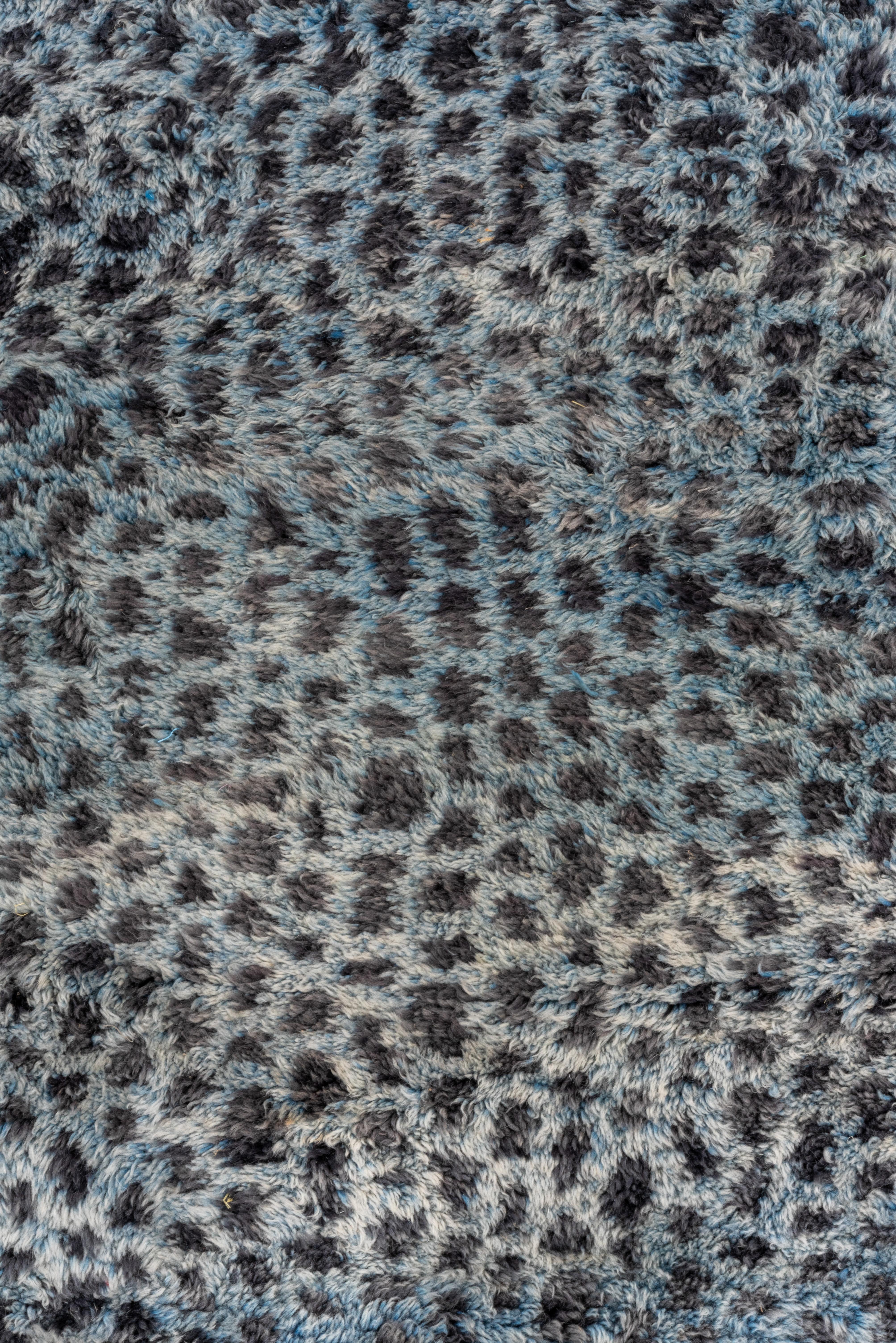 Marokkanischer abstrakter und zeitgenössischer dunkelblauer Teppich in Marineblau und Hellblau (21. Jahrhundert und zeitgenössisch) im Angebot