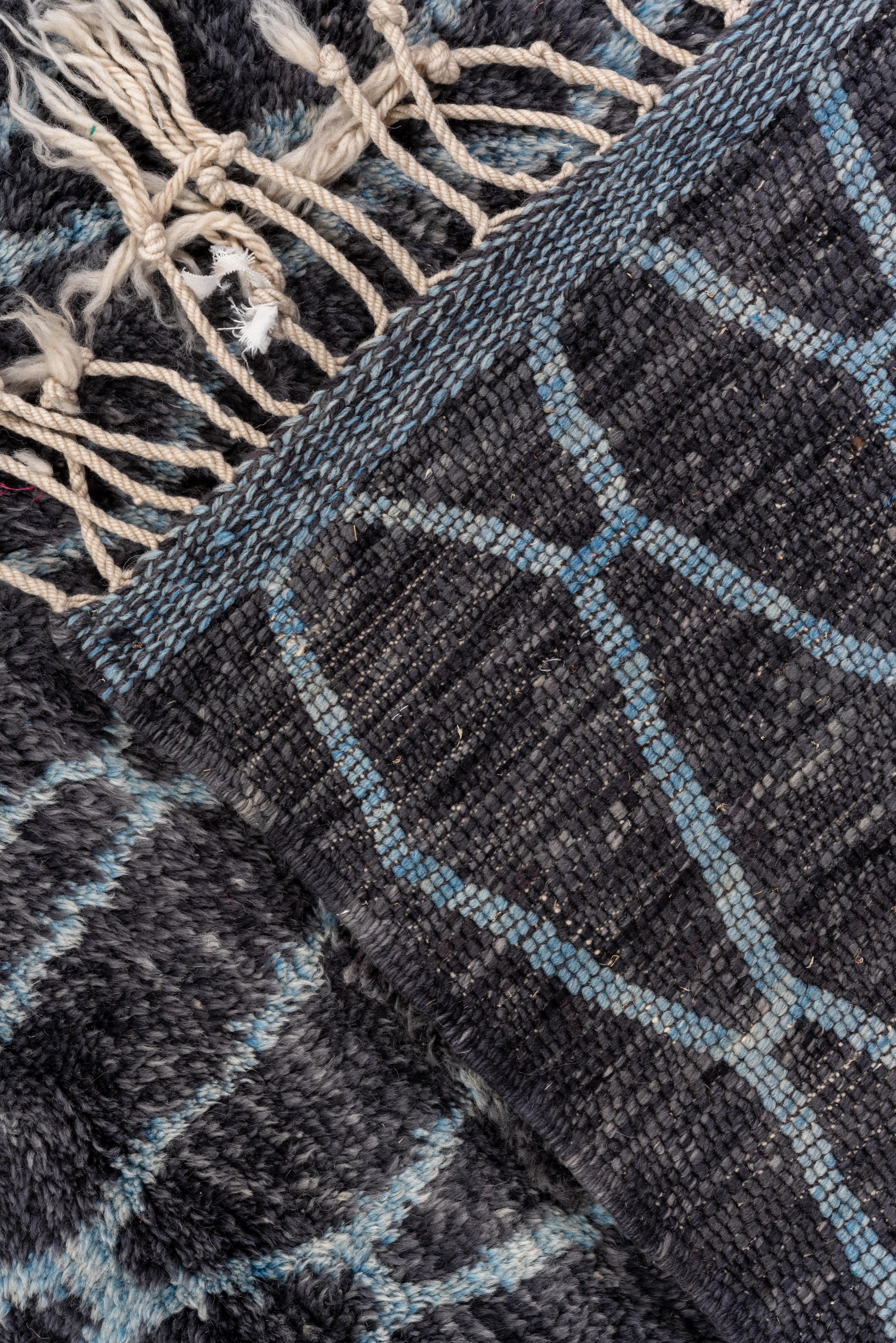 Marokkanischer abstrakter und zeitgenössischer dunkelblauer Teppich in Marineblau und Hellblau im Angebot 1