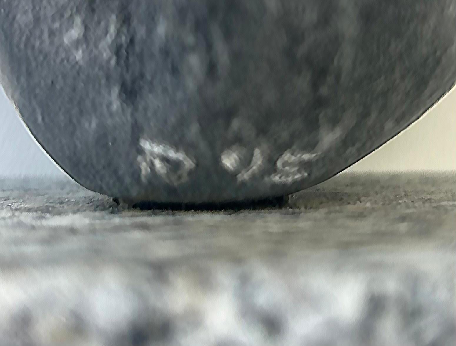 Escultura abstracta y figurativa de mármol tallada a mano sobre base de granito en venta 4