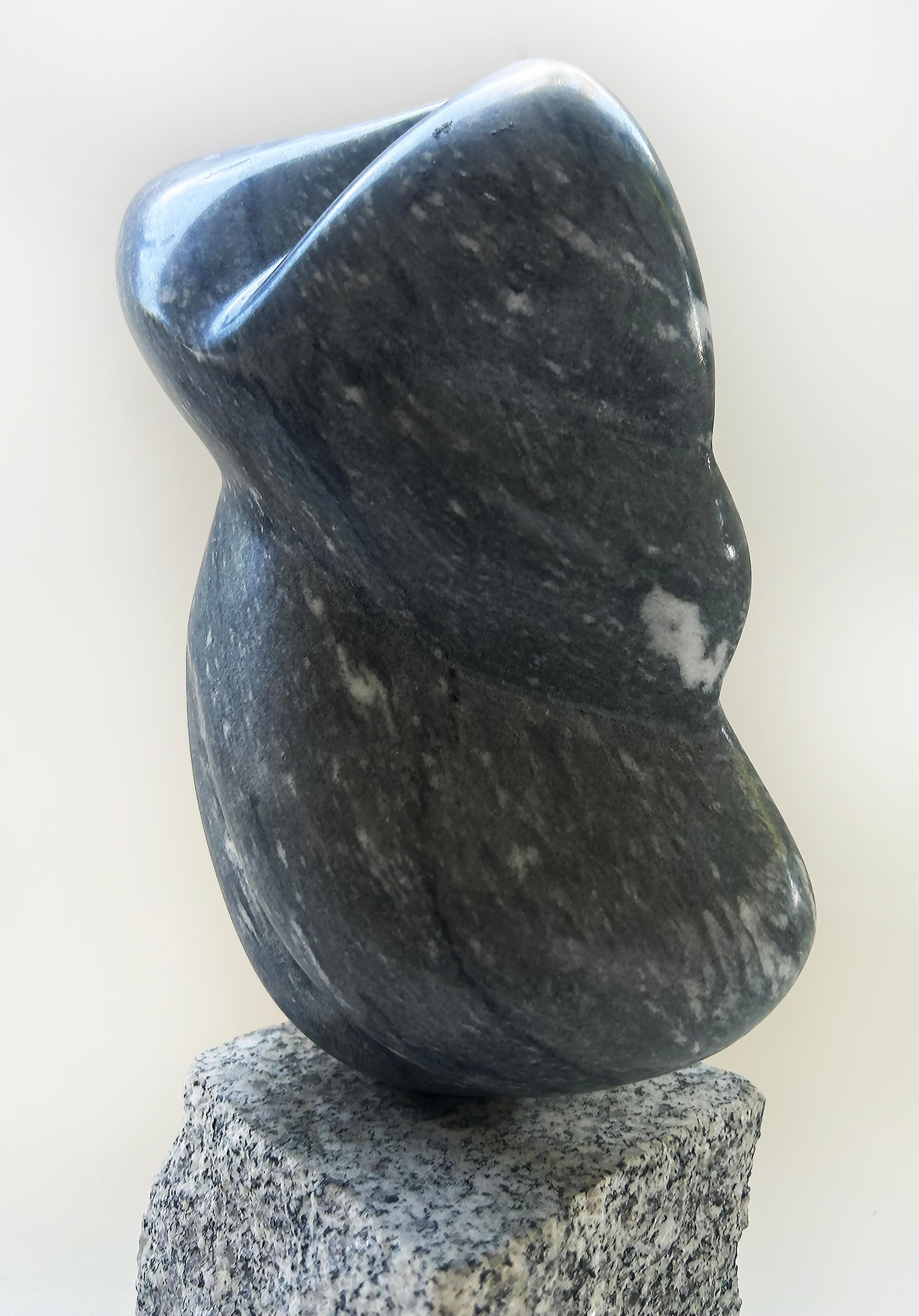 Handgeschnitzte abstrakte und figurative Marmorskulptur auf einem Granitsockel

Zum Verkauf angeboten wird eine abstrakte und figurative handgeschnitzte Marmorskulptur, die auf einem Granitsockel steht.  Die Skulptur ist auf der Unterseite des