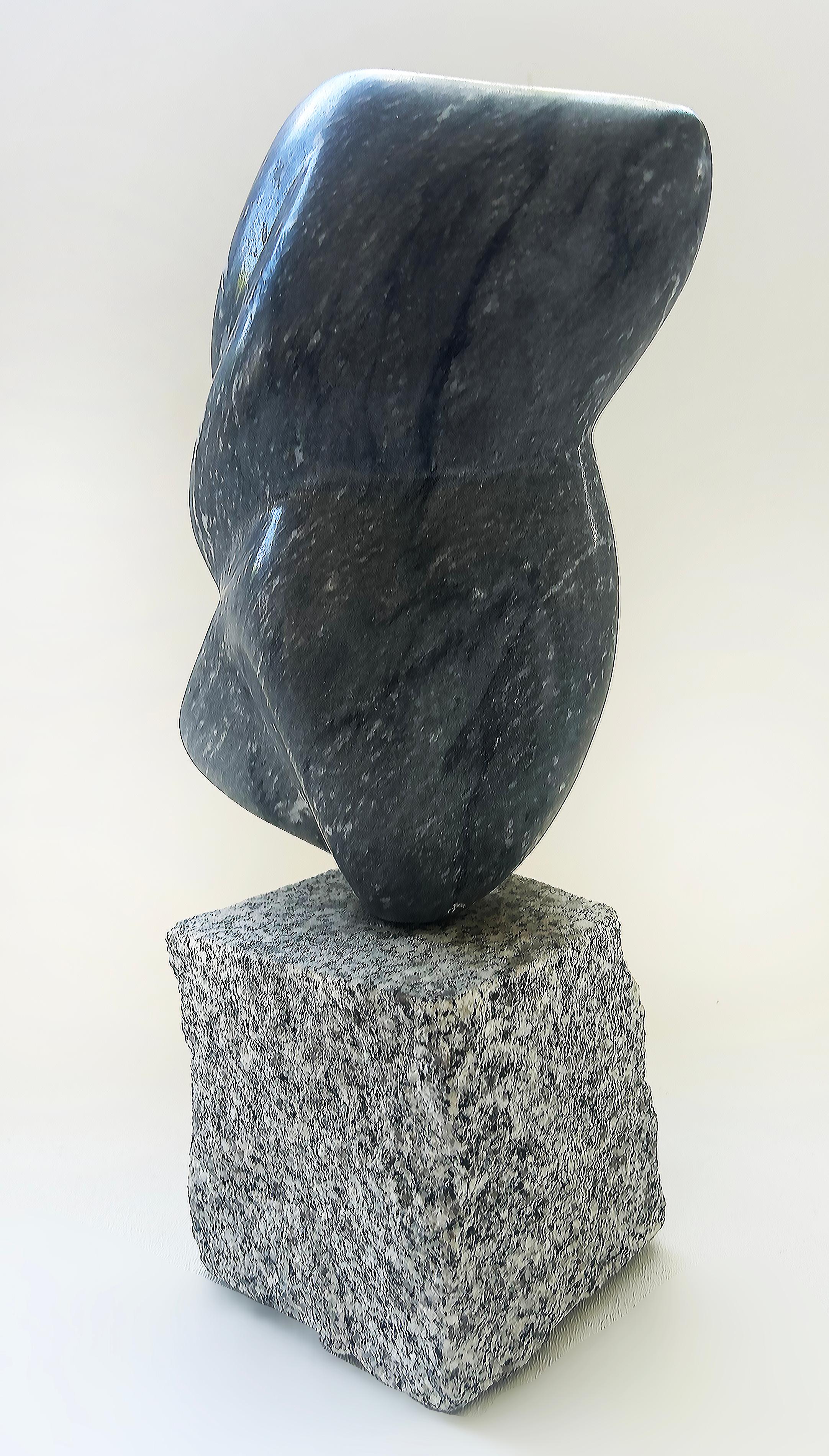 Escultura abstracta y figurativa de mármol tallada a mano sobre base de granito en Bueno estado para la venta en Miami, FL