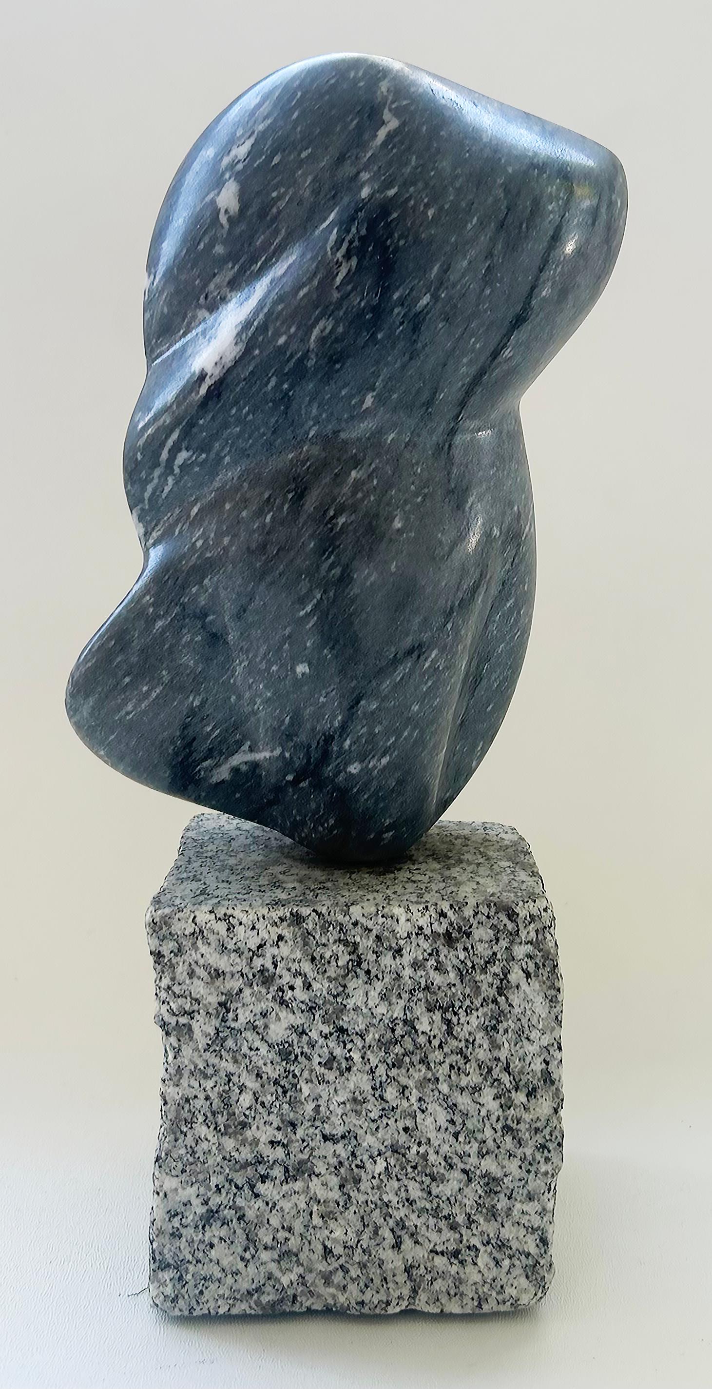 Escultura abstracta y figurativa de mármol tallada a mano sobre base de granito en venta 2