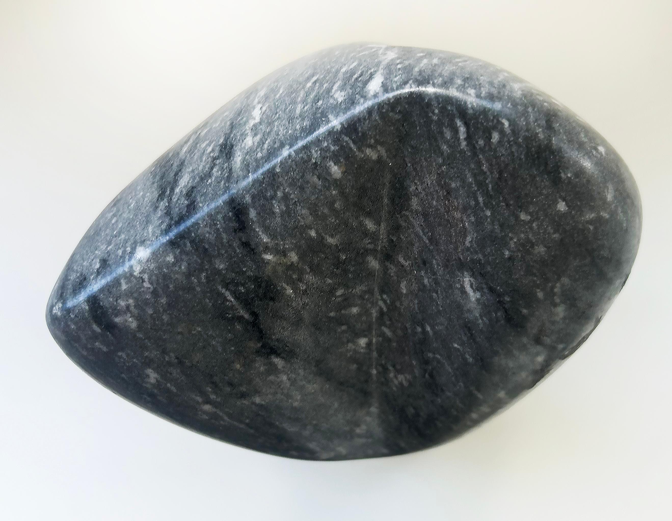 Escultura abstracta y figurativa de mármol tallada a mano sobre base de granito en venta 3