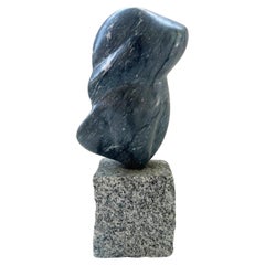 Sculpture abstraite et figurative en marbre sculptée à la main sur une base en granit