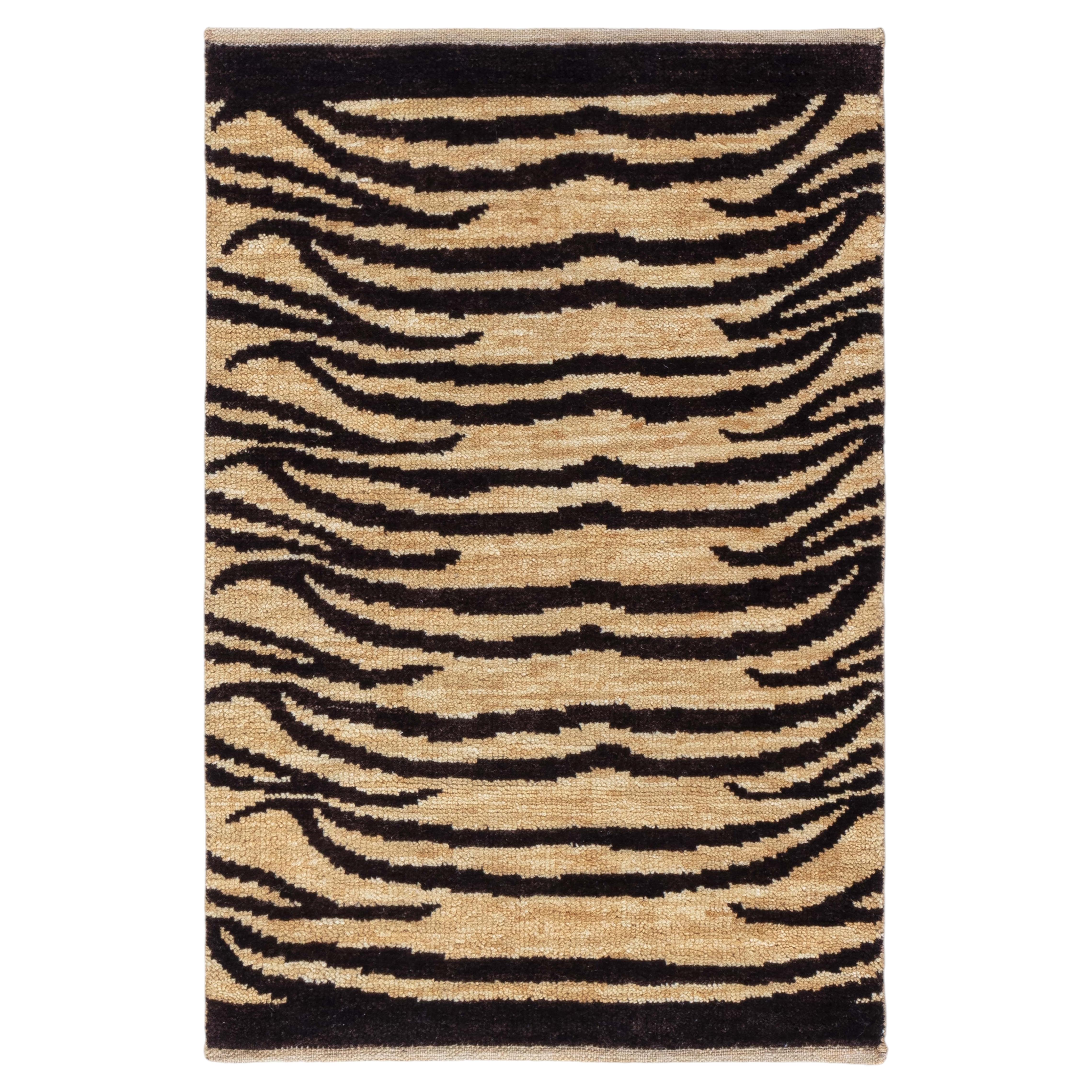 Abstrakter, handgefertigter Teppich „Savane“ in Tierfell-Beige mit braunen Akzenten von Doris Leslie Blau