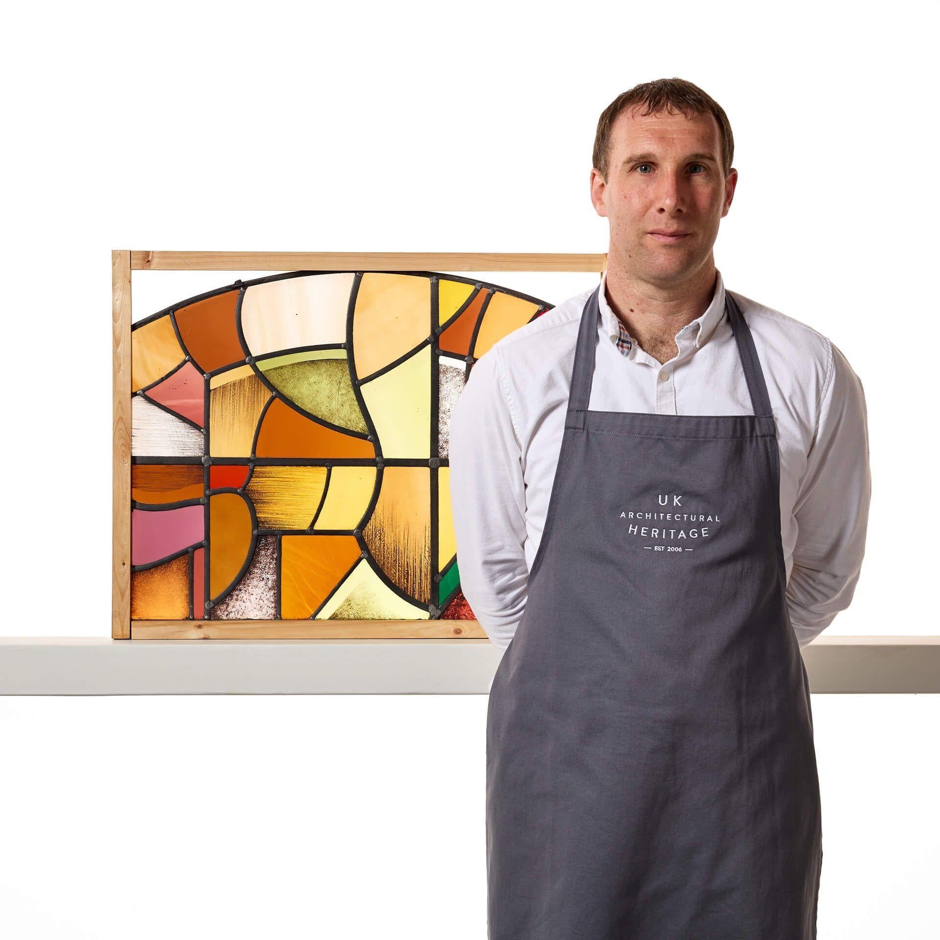 Panneau de vitrail de style abstrait à arc peu profond, réalisé par Goddard et Gibbs.

Il s'agit d'un vitrail moderniste abstrait au design inhabituel, mêlant une gamme de couleurs vibrantes, de formes et de motifs créant un affichage géométrique