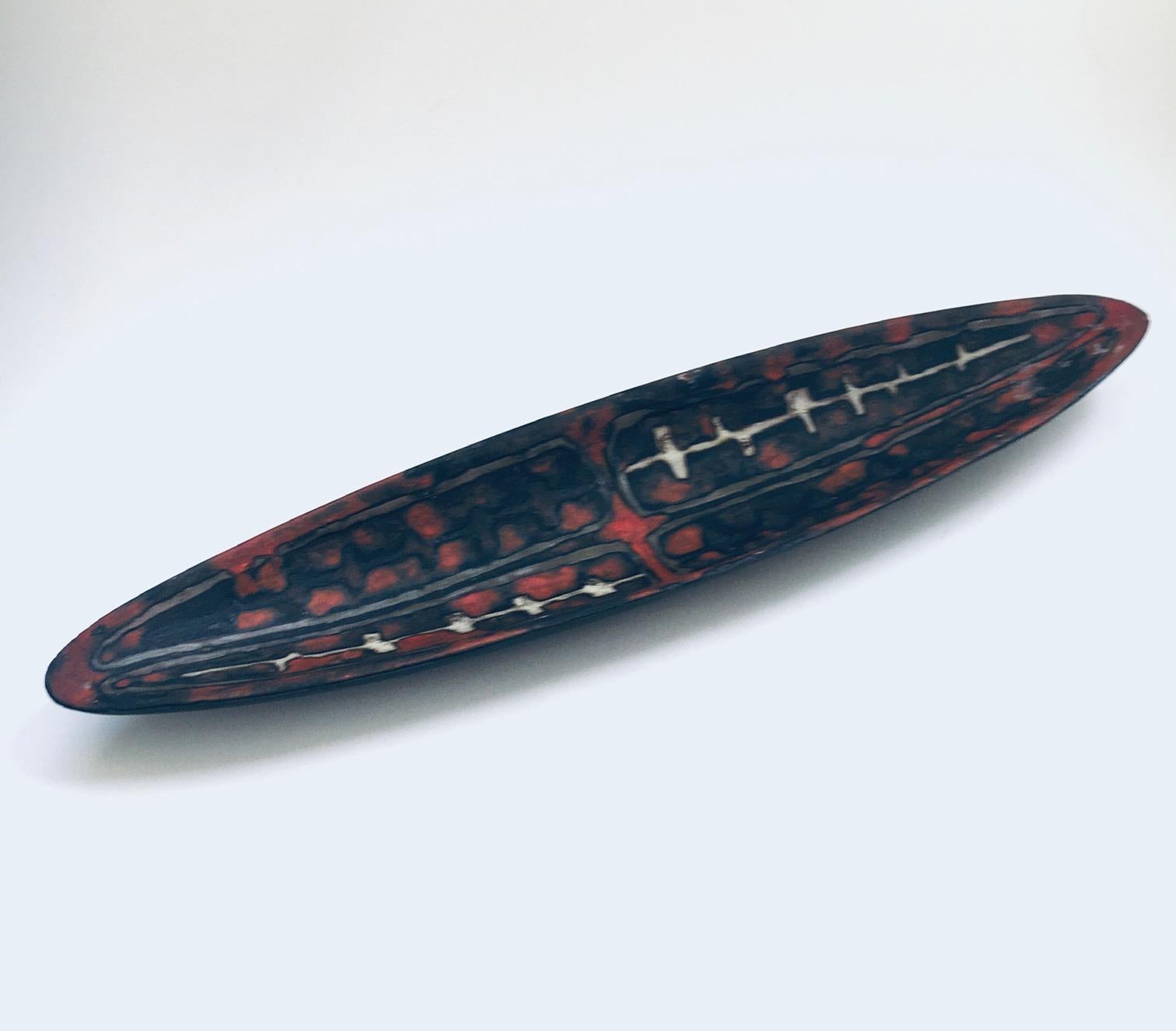 Abstrakte Keramikschüssel in Form eines Surfbretts aus der Mitte des Jahrhunderts von den Perignem Studios. Hergestellt in Belgien, 1960er Jahre. Rogier Vandeweghe war der berühmteste Vertreter dieses Studios für Kunsttöpfer in Belgien. Das Studio