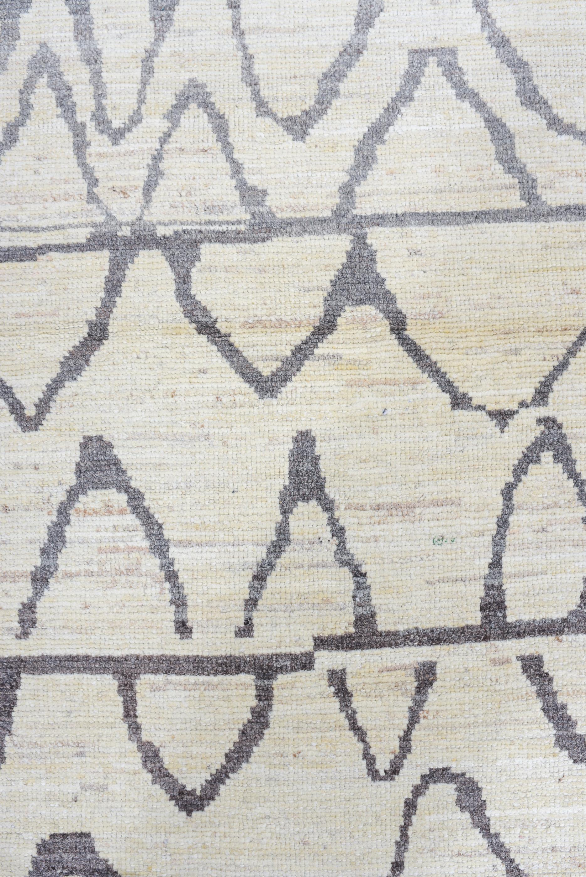 Abstrakter, vom Art déco inspirierter Stahl auf Winterweißem Tulu (Afghanisch) im Angebot