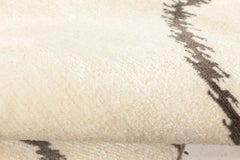 Tappeto in seta grigio chiaro in stile Art Déco astratto e moderno “Ribbon” di Doris Leslie Blau
